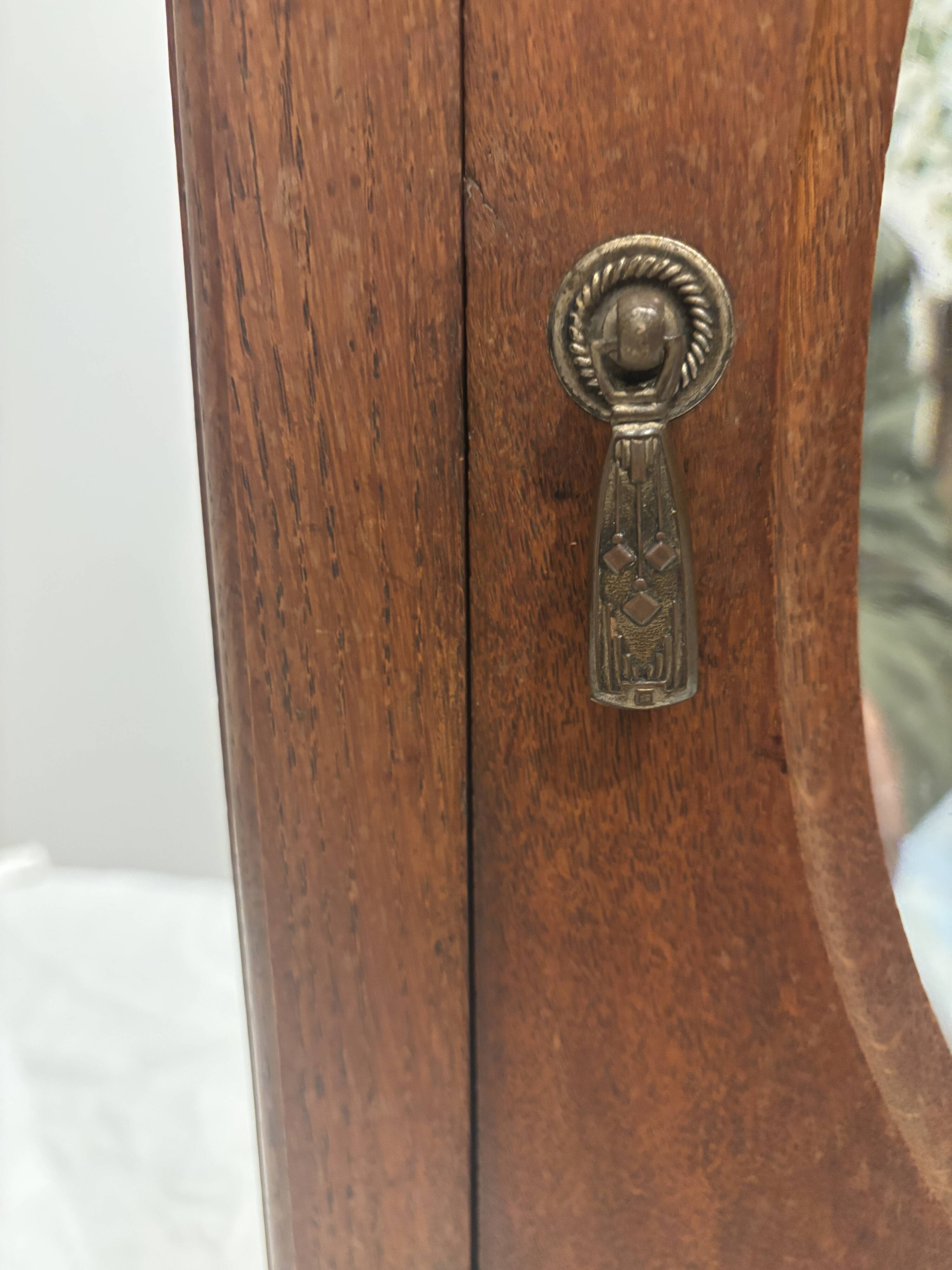 Wall cabinet with oval wall and drawer