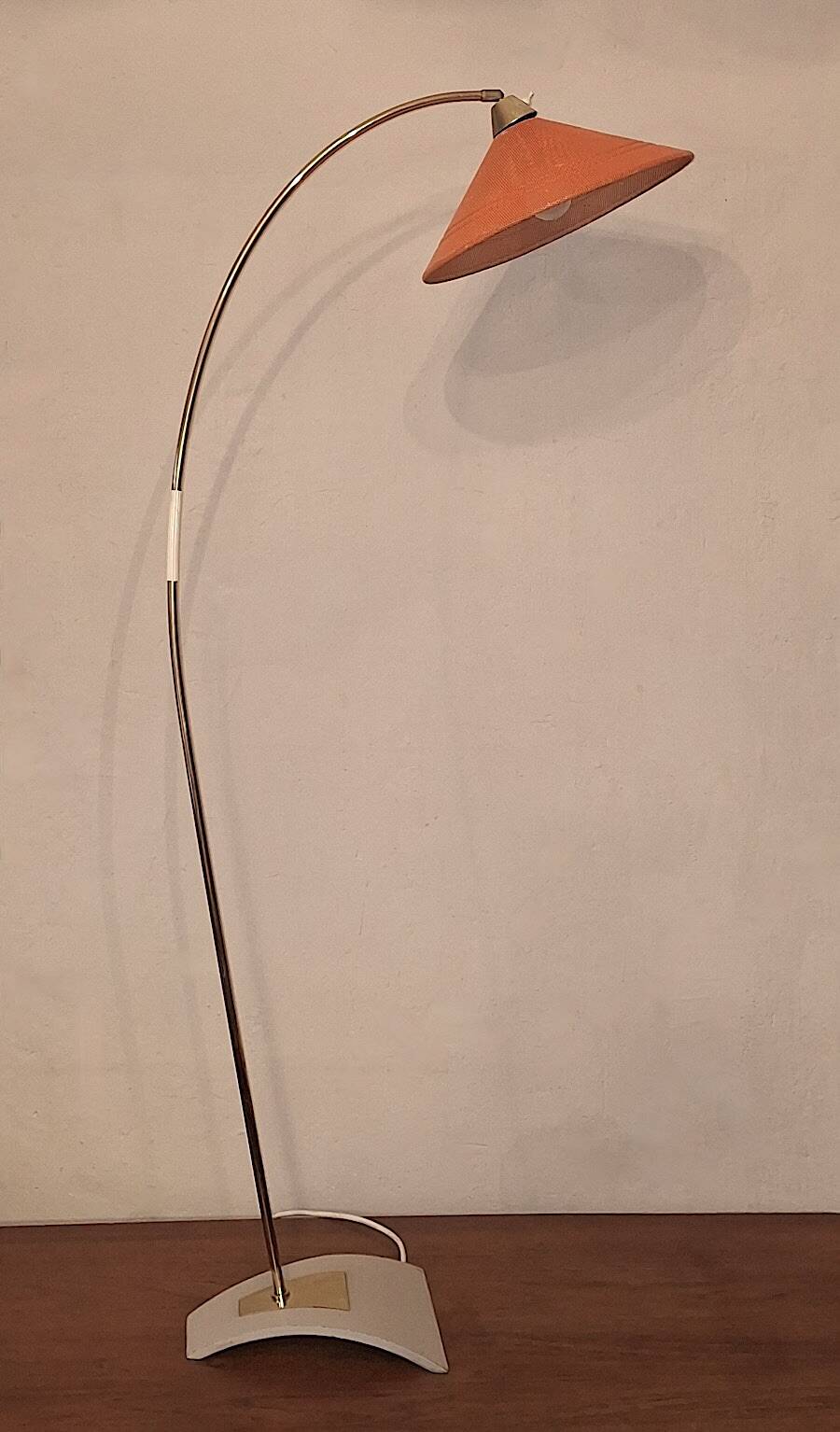 Lampadaire arc du milieu du siècle en laiton et métal perforé, années 1960.