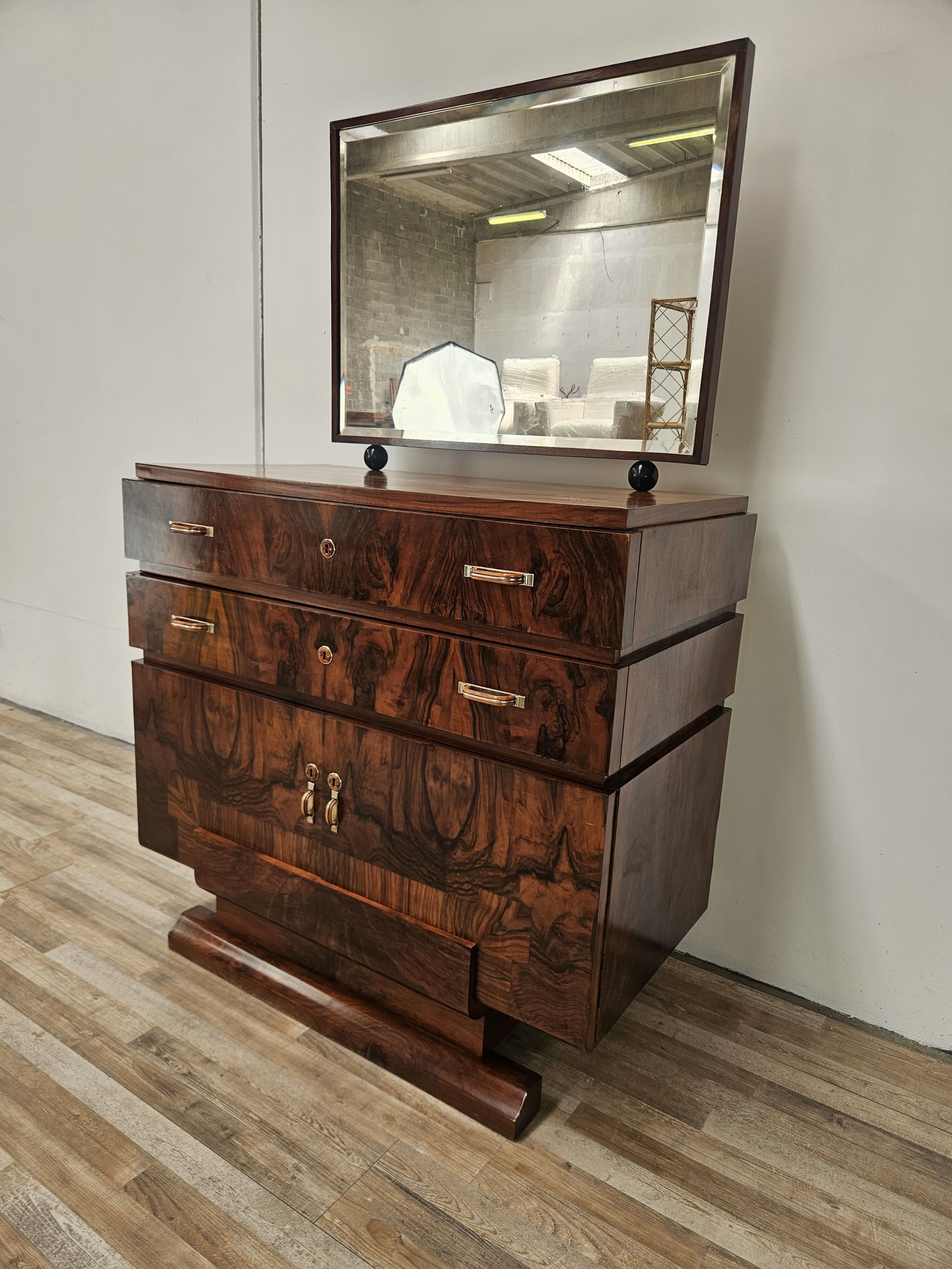 Exclusive 1940s Art Decò sideboard in walnut burl with mirror