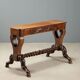 Petite table ancienne en noyer sculpté, Italie, milieu XIXe siècle