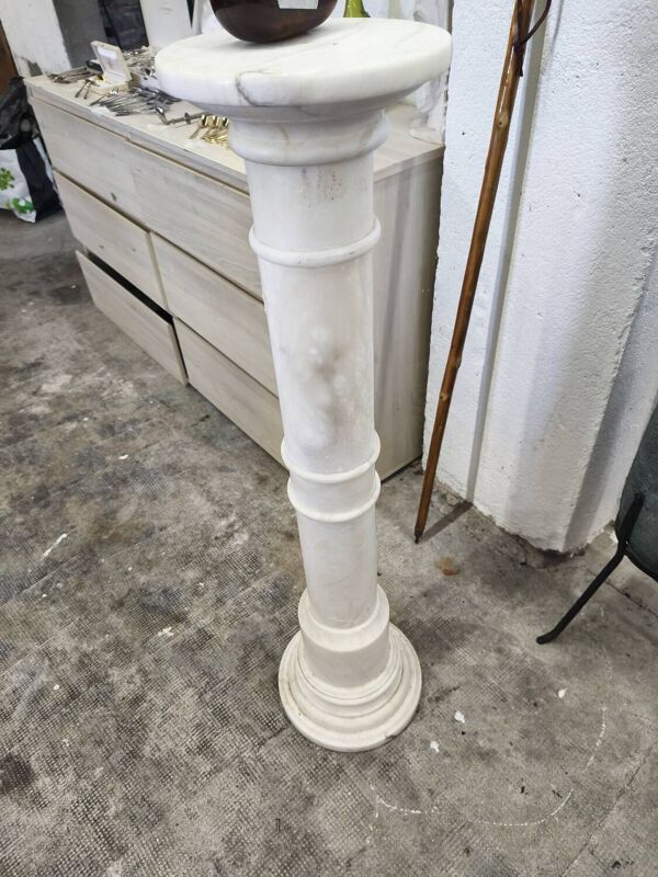 Colonne en marbre , sellette