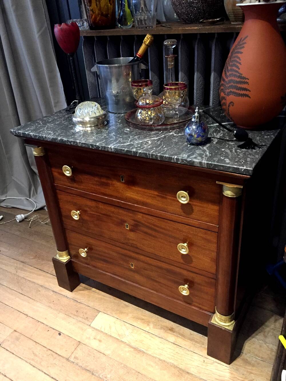 Empire chest of drawers with half columns in mahogany and gilded bronze