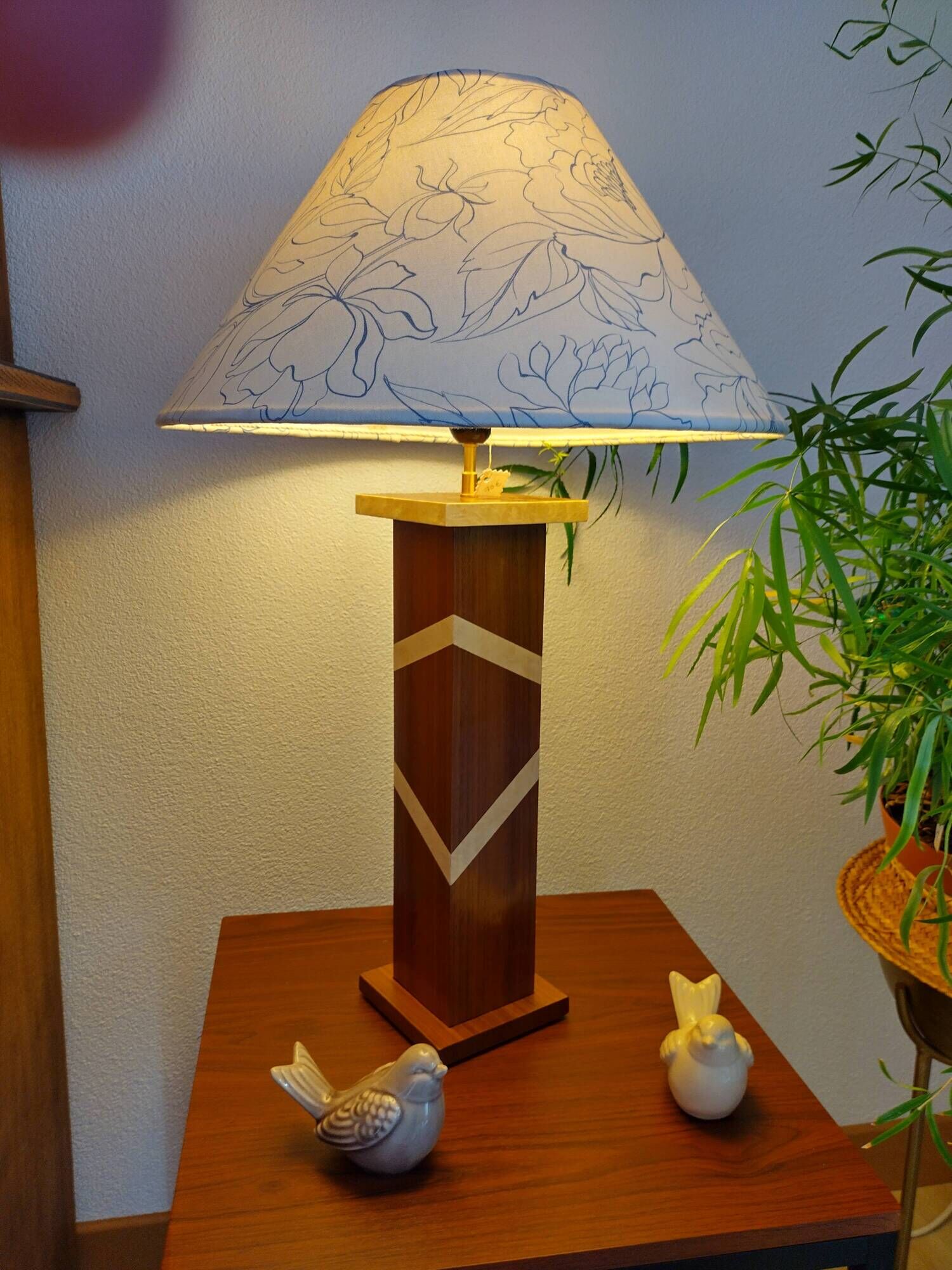 Accent lamp in American walnut veneer.