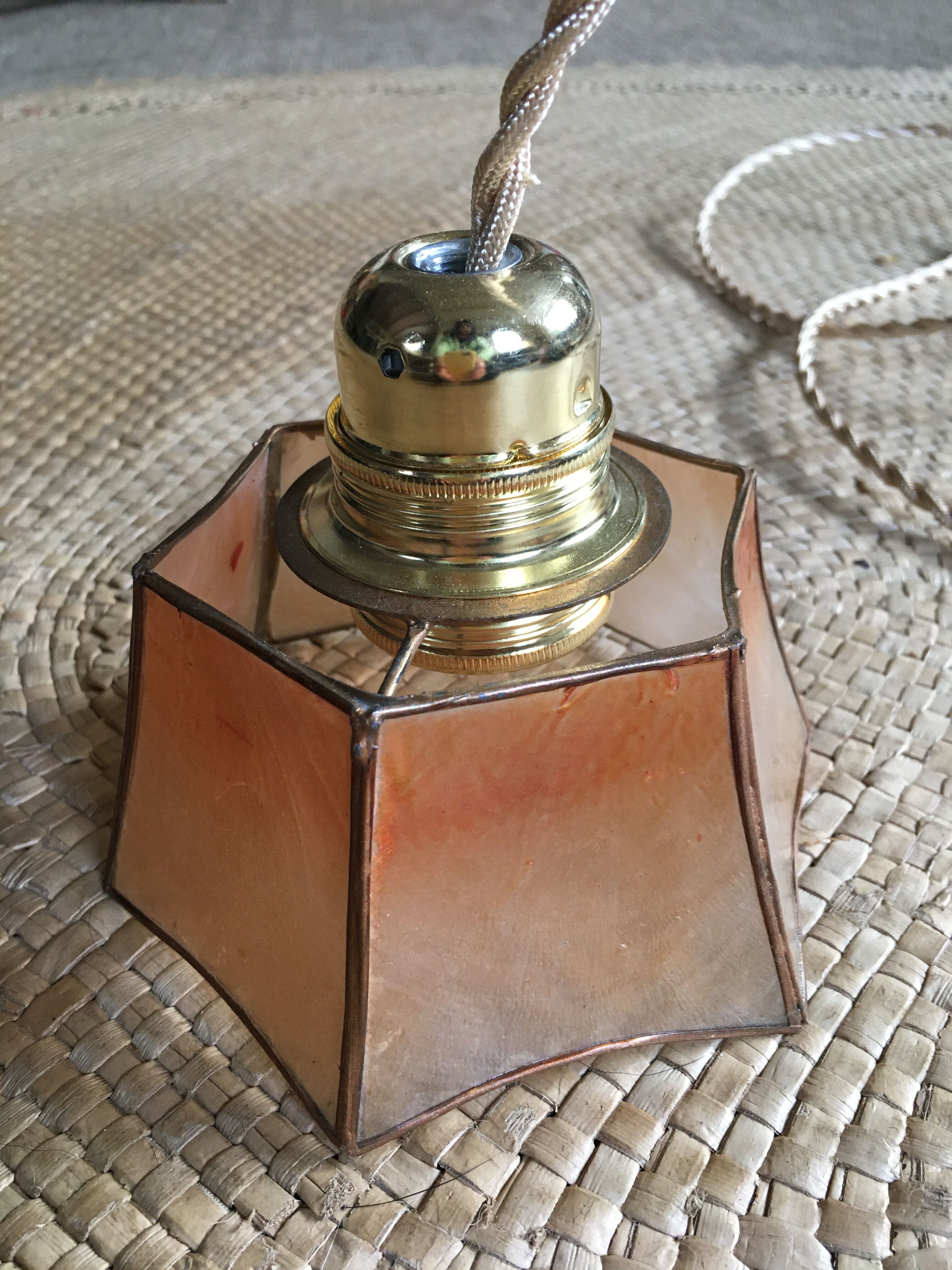 Mother-of-pearl hand lamp