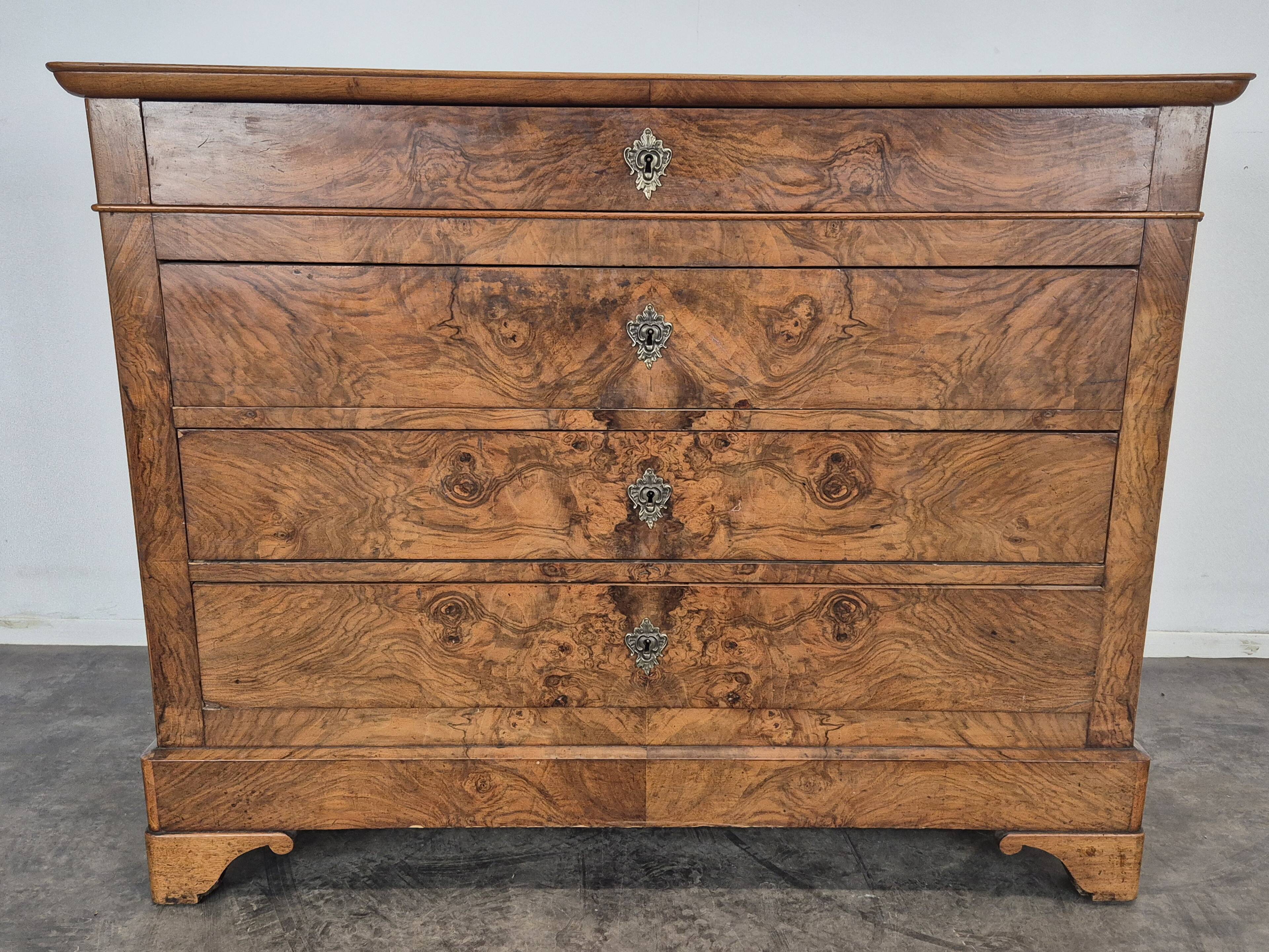 Louis Philippe style commode in walnut burl veneer.