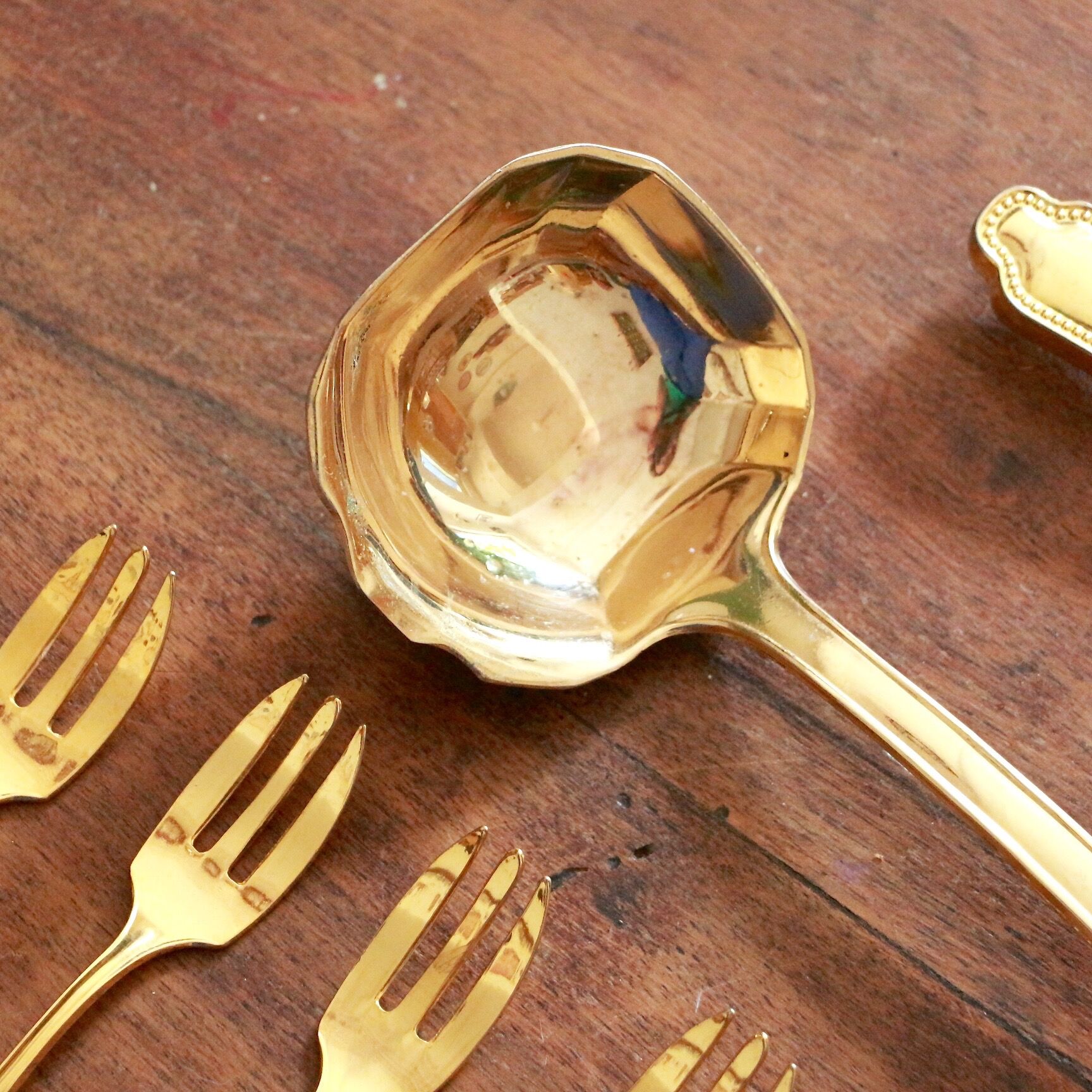 Golden cake cutlery service