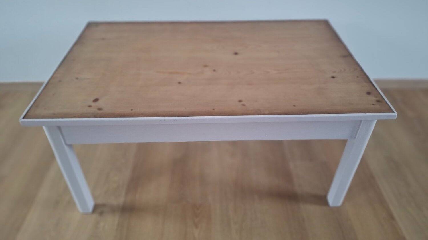 Chic country coffee table, pine wood, drawer with floral porcelain knob.