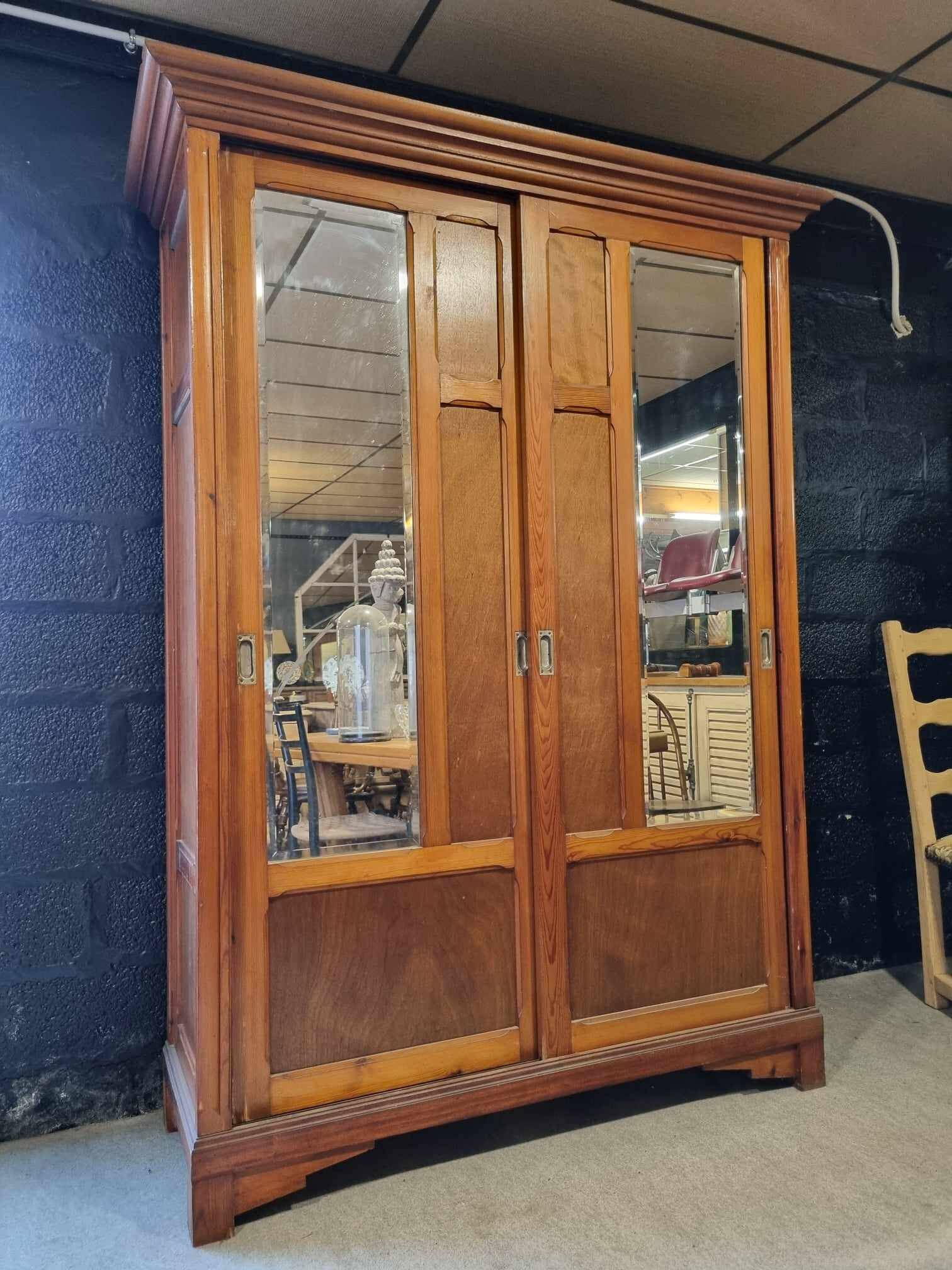 Grande Armoire Parisienne