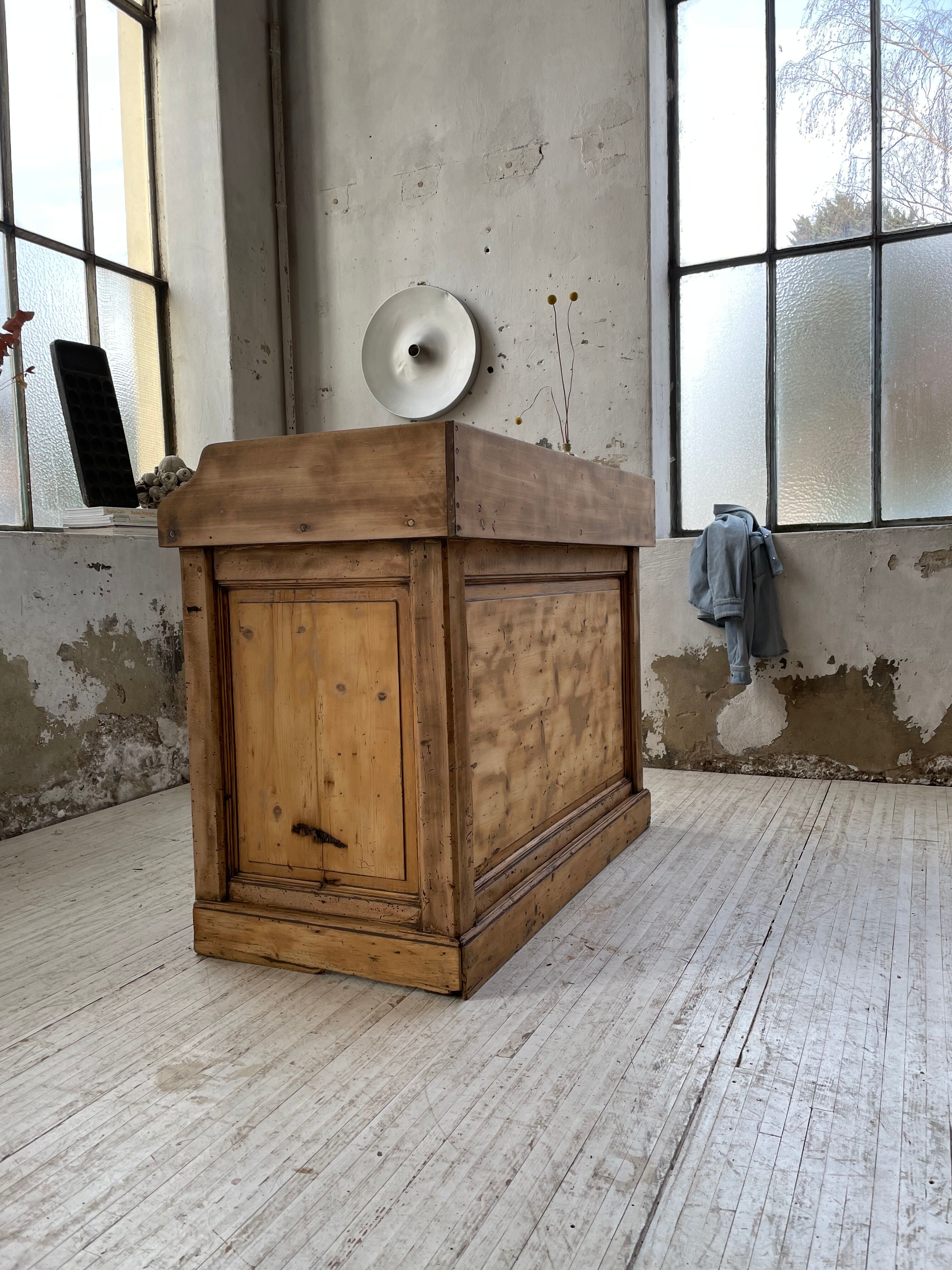 Trading counter central island pine