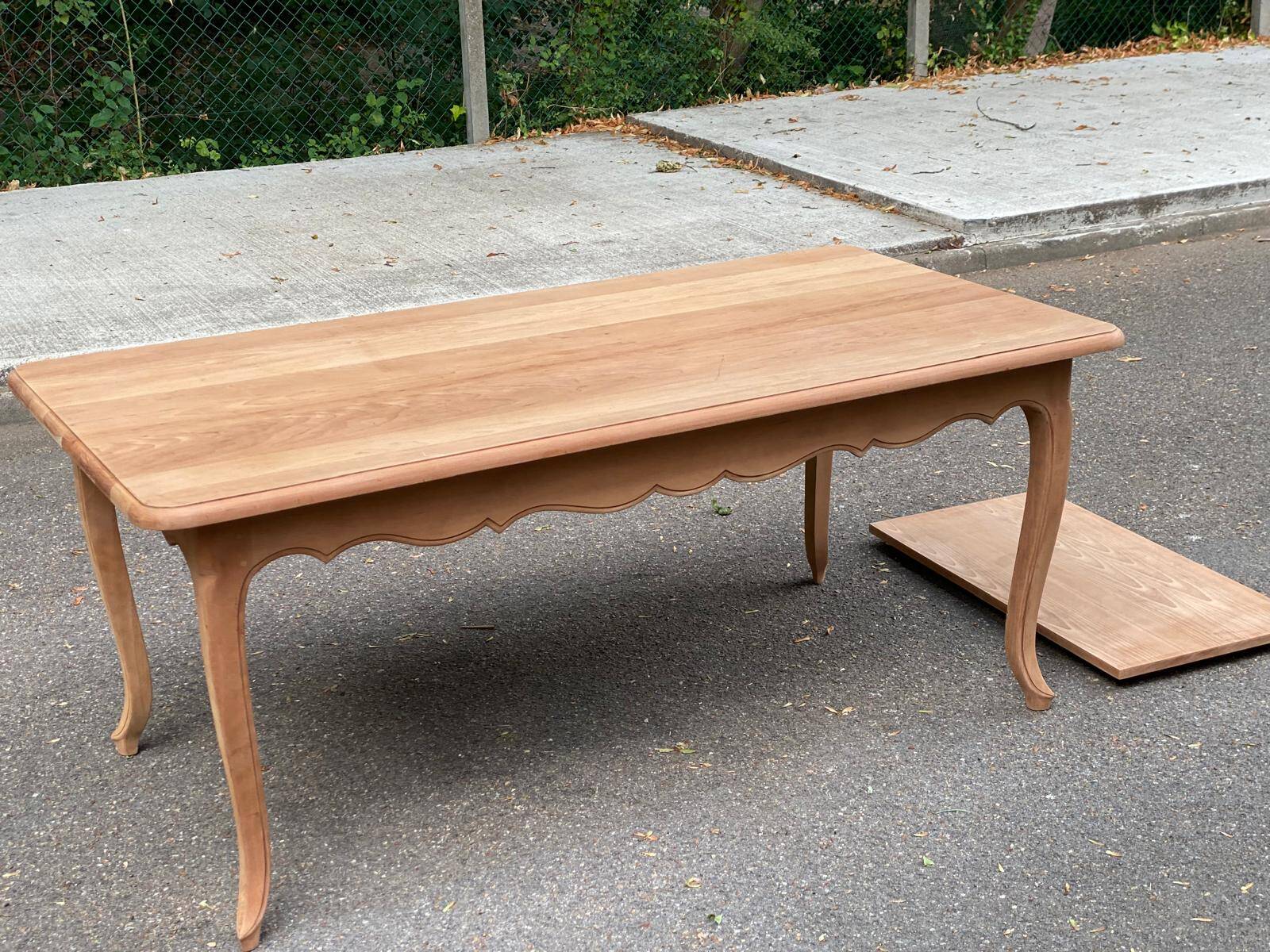Table à manger de ferme chic extensible décapée en merisier massif Louis XV