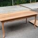 Table à manger de ferme chic extensible décapée en merisier massif Louis XV