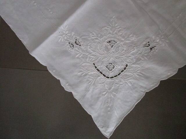Nappe a thé ancienne brodée 120x120cm