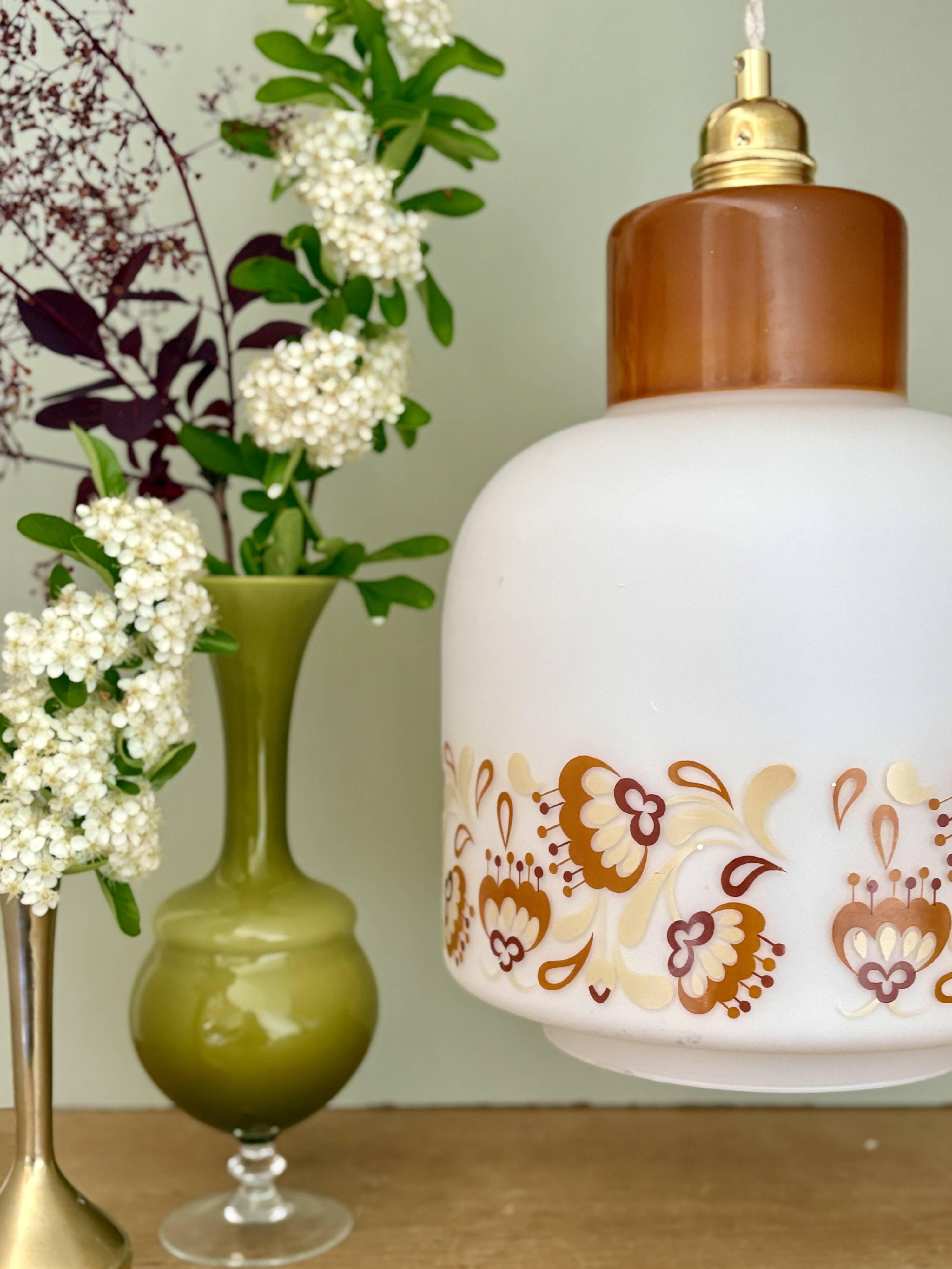 Suspension globe vintage années 70 en opaline