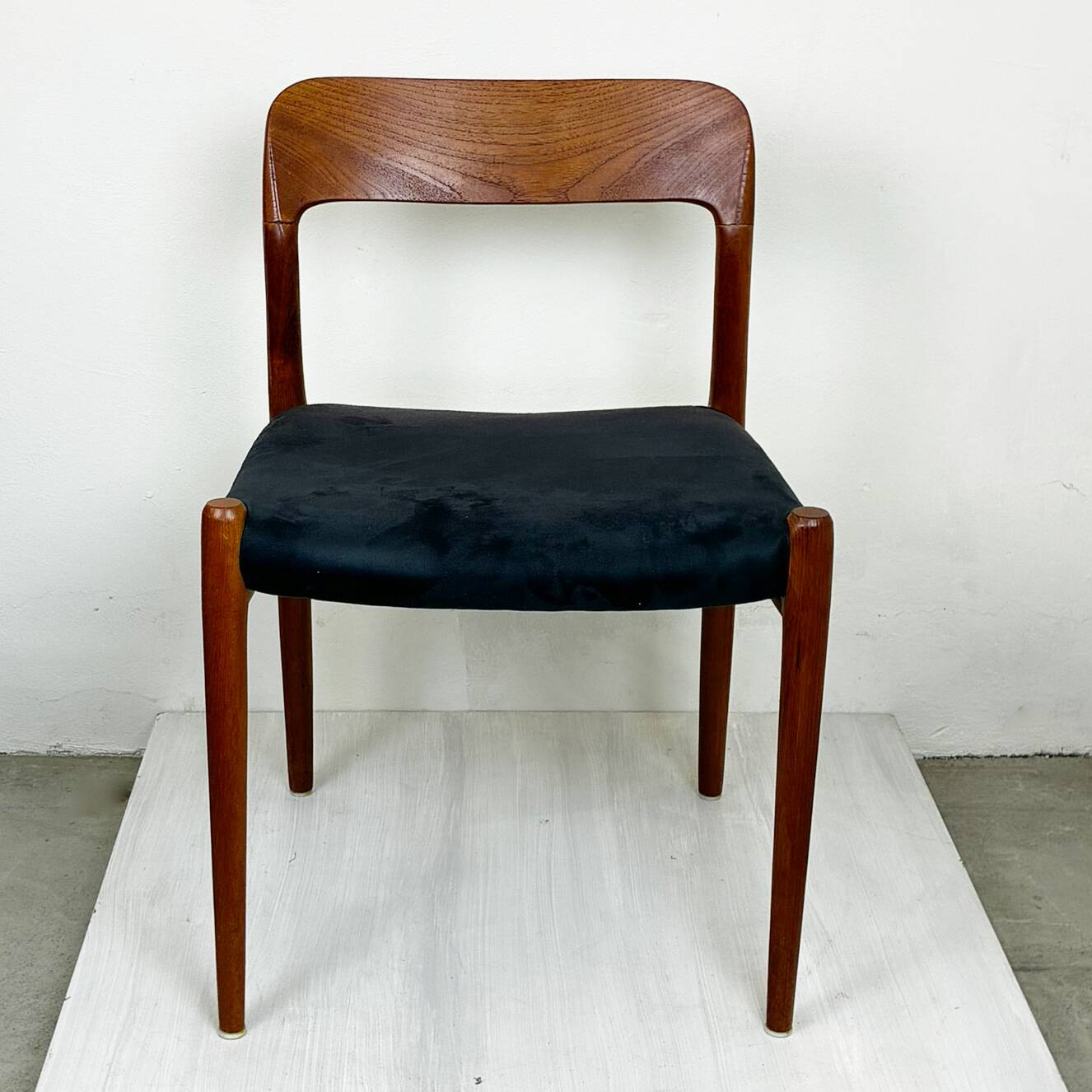 A beautiful pair of modern Scandinavian dining chairs in teak, model 75 by Niels Otto Møller.