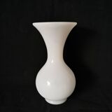 Vase en opaline blanche