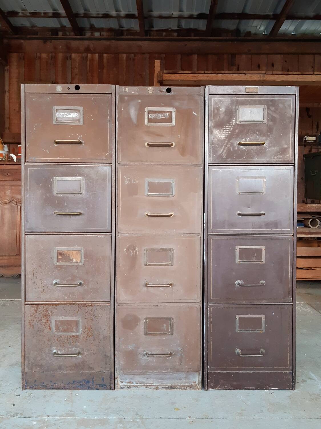 Lot de casiers industriels à tiroirs.