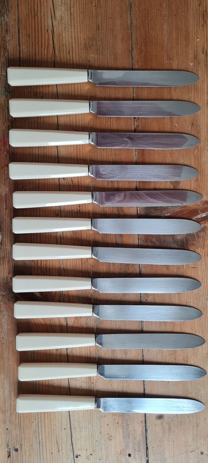 Set of 12 Bakelite knives