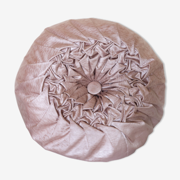 Coussin rond plissé en soie beige rosé