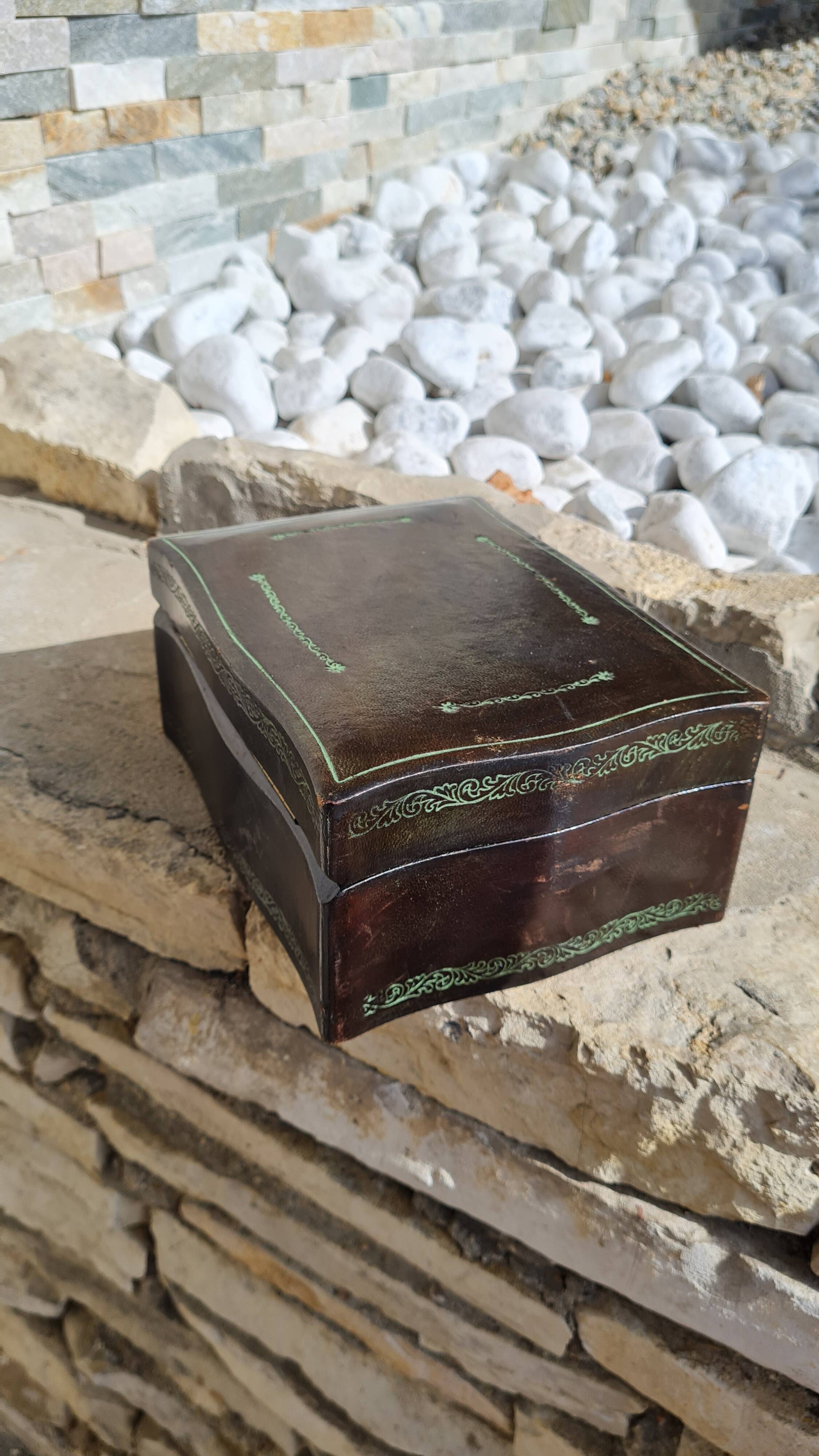 Leather jewelry box with its key