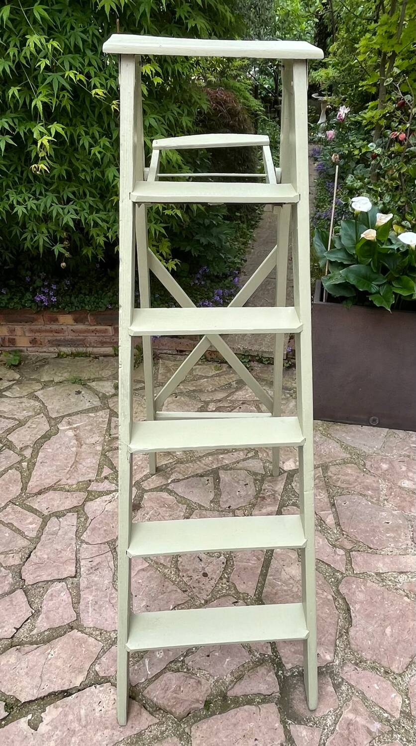 Wooden painter's stepladder