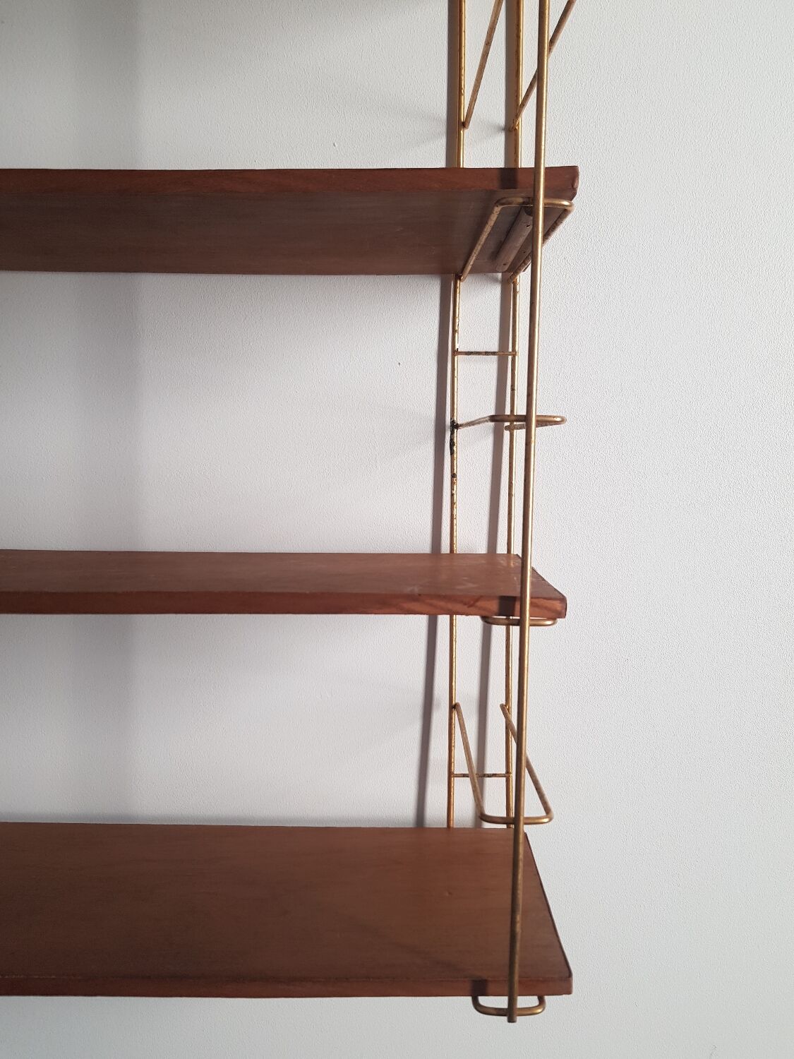 Etagere metal doré et tablettes en bois