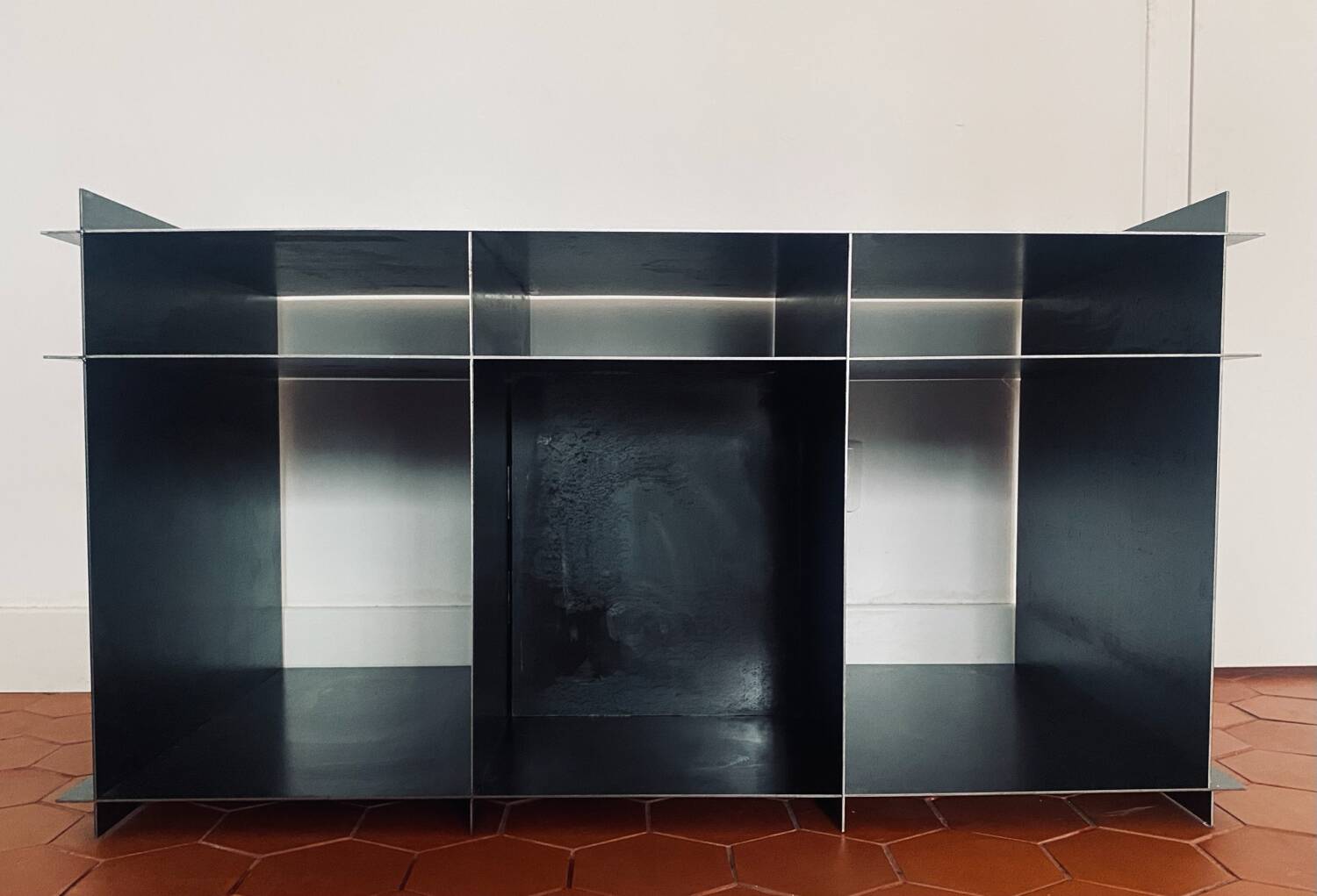 Commode en acier brut