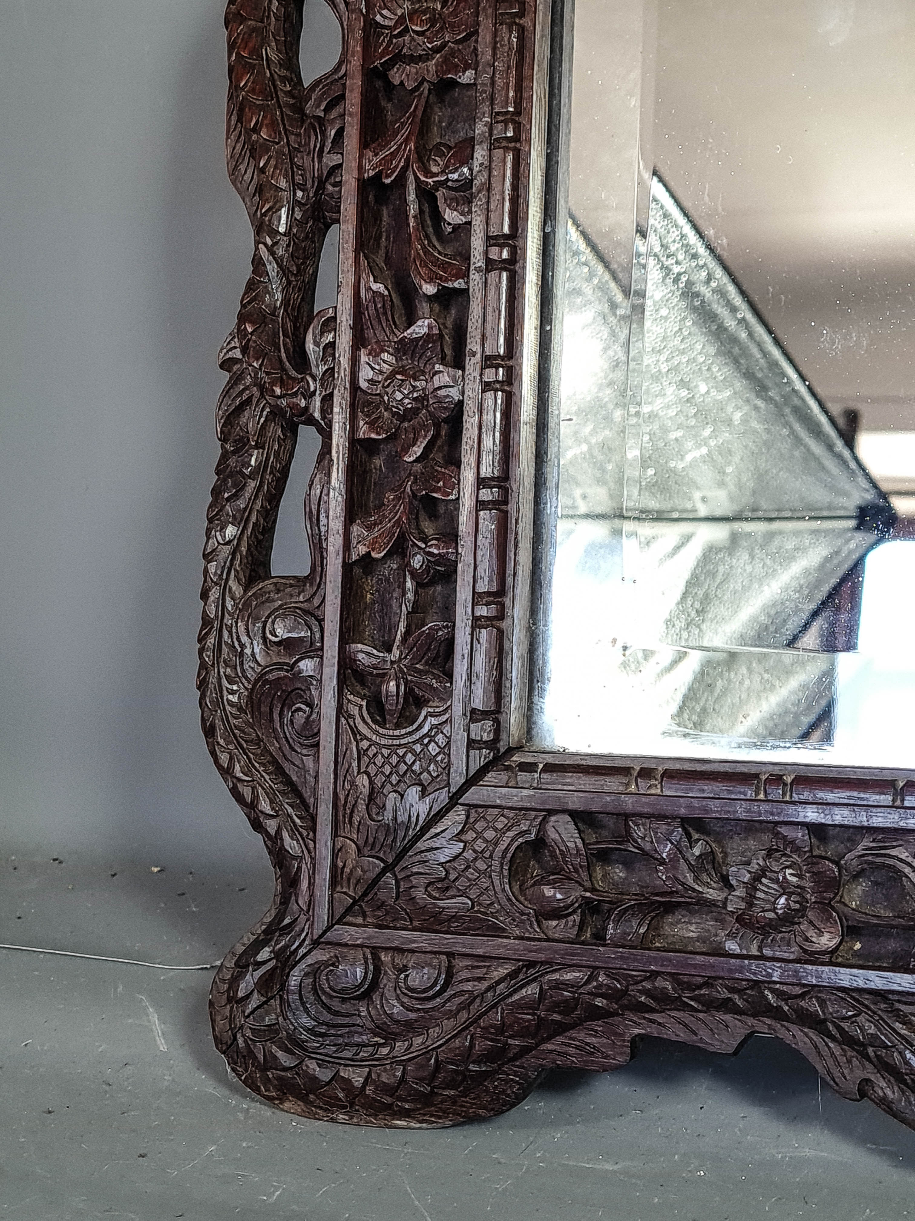 Ancien miroir cadre bois sculpté de dragons Chine, Vietnam 73x57 cm