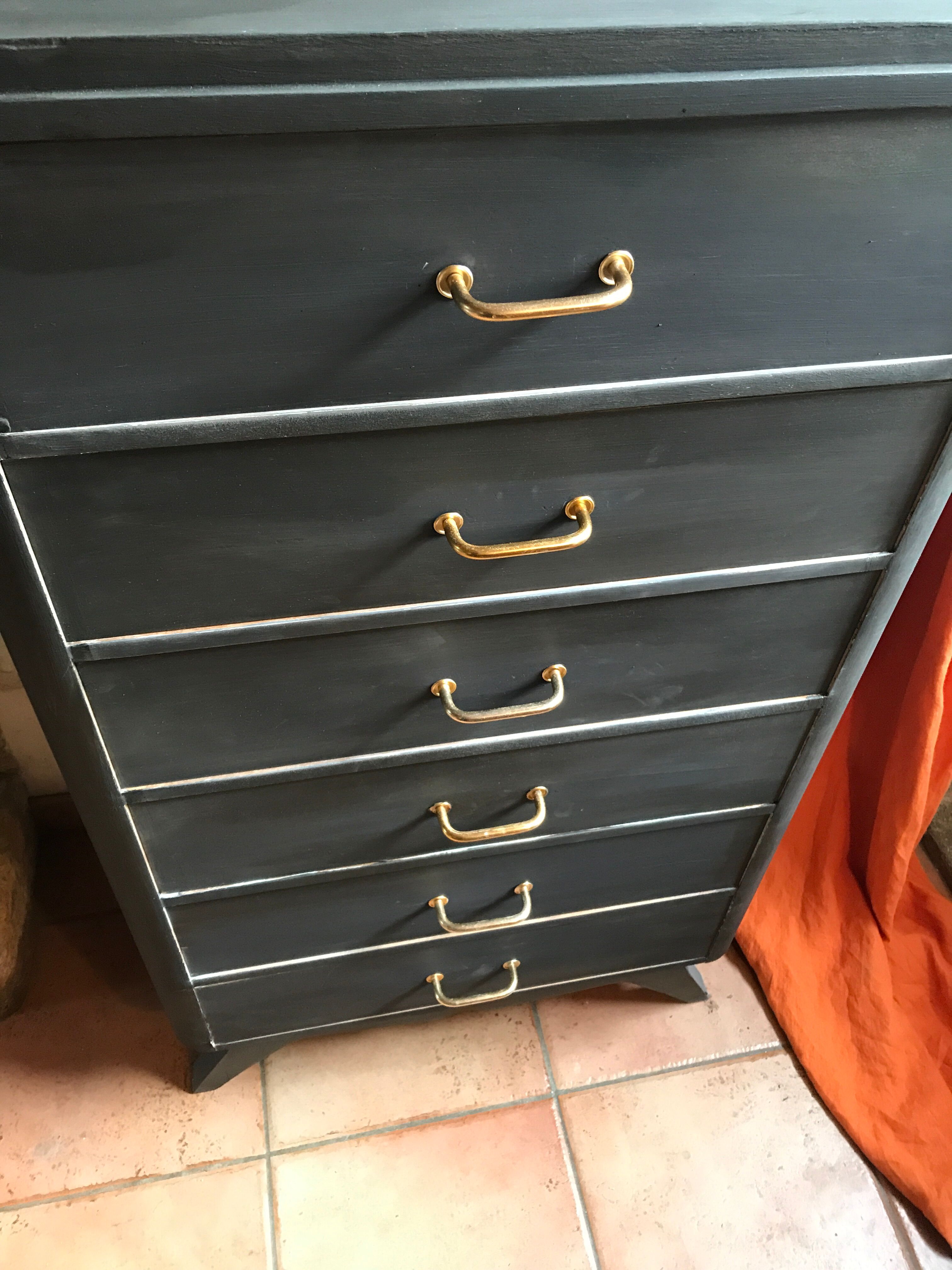 Chest of drawers