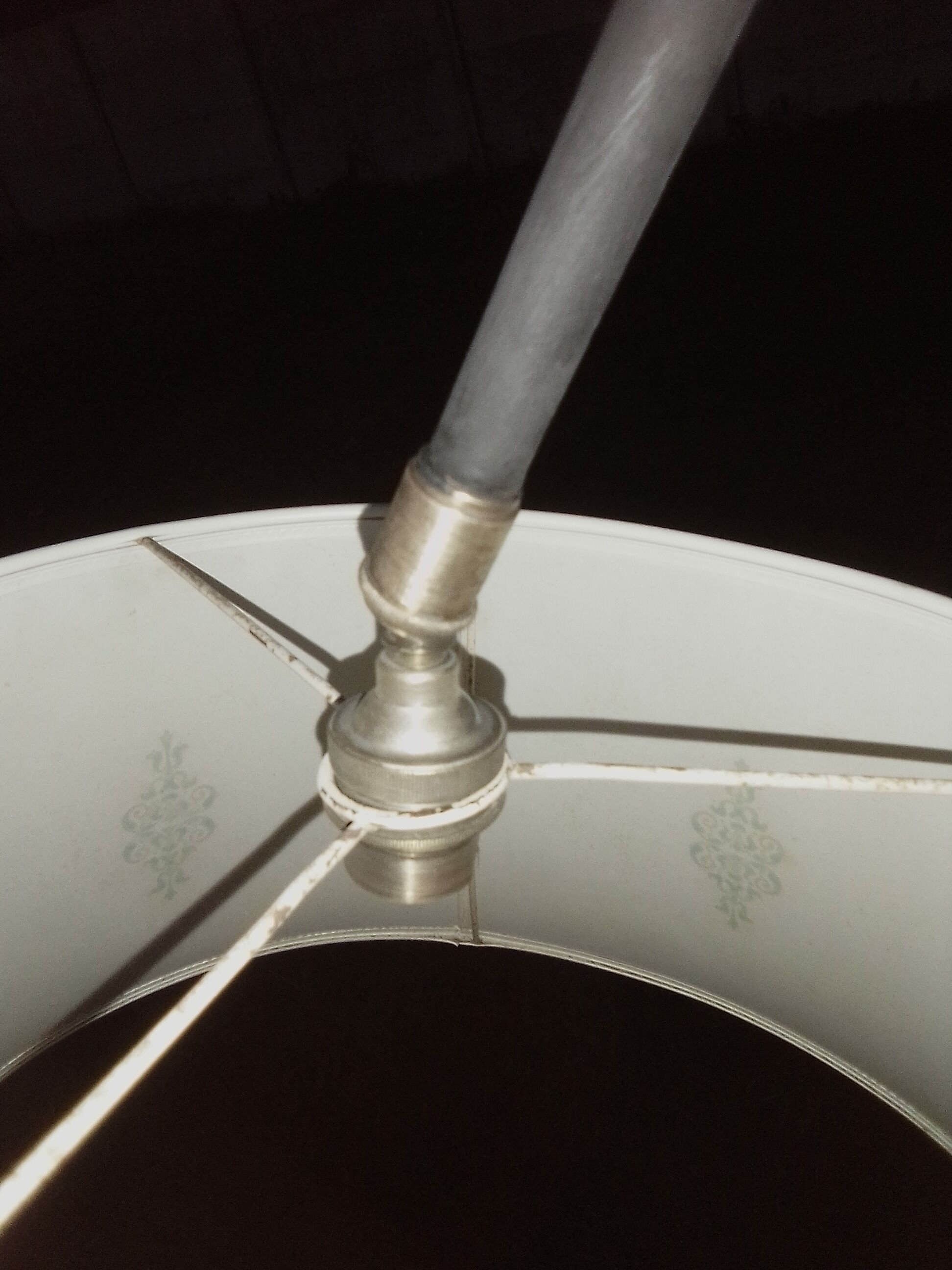 Lampadaire  pied fonte avec douille orientable et tablette en osier H 166 cm