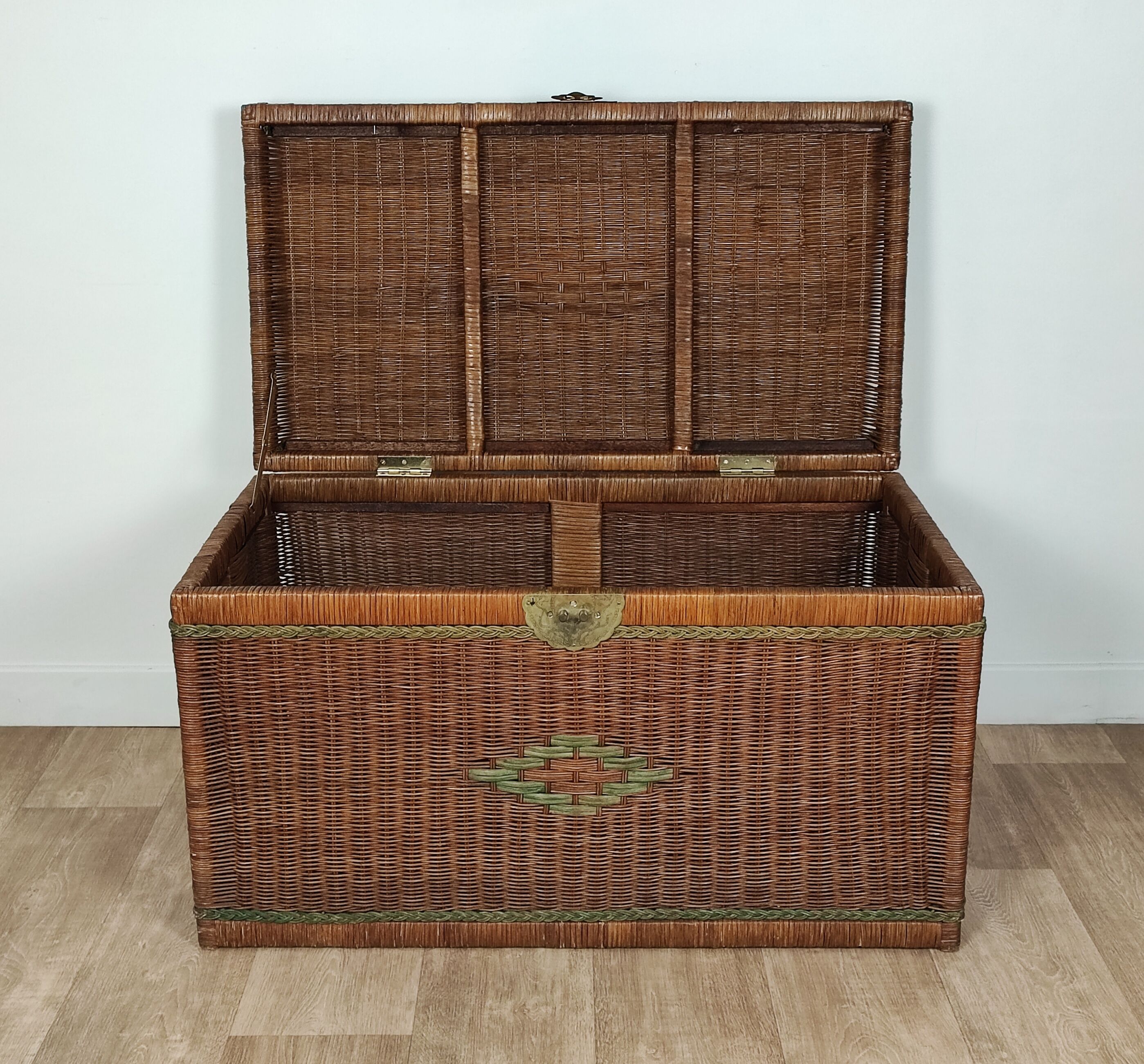 Wicker trunk