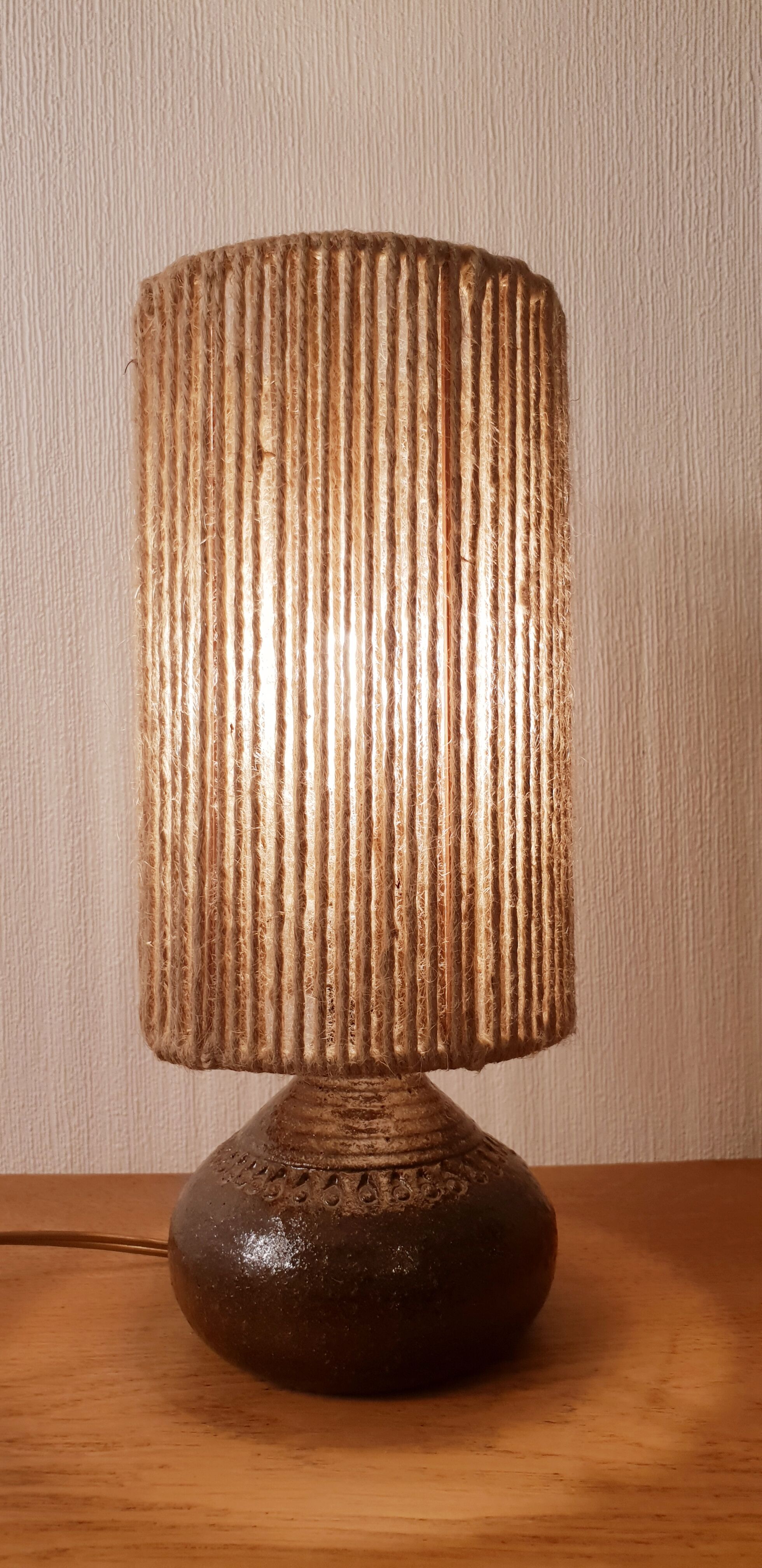 Ceramic lamp and rope