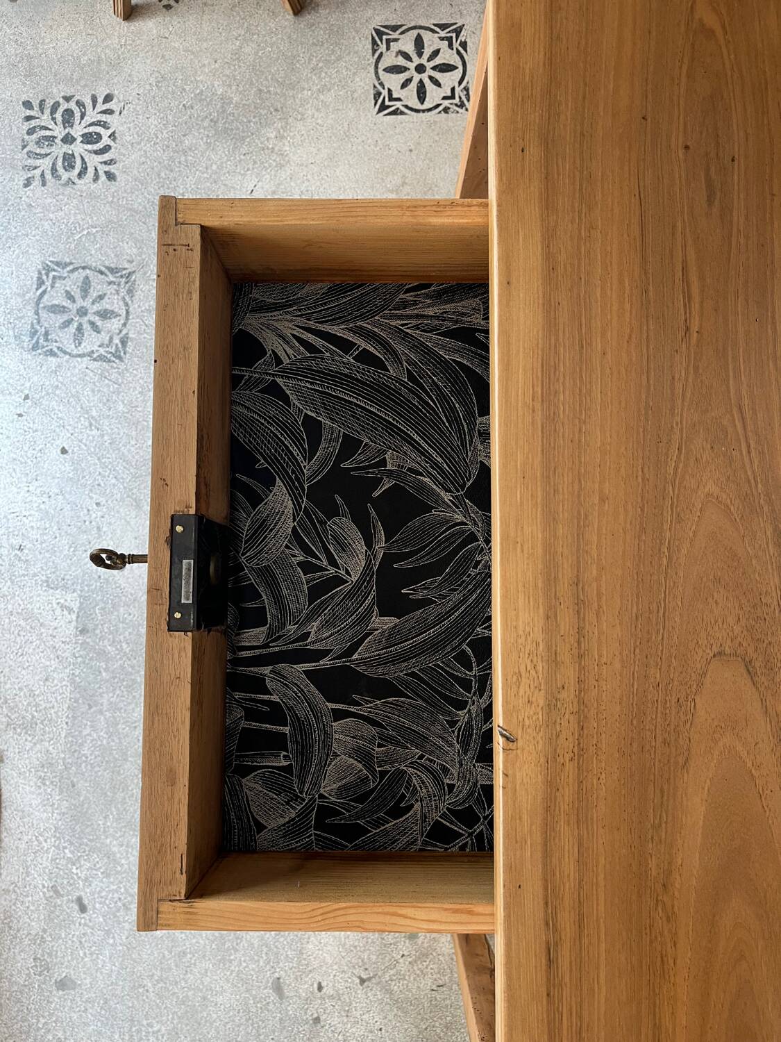 Nino solid wood walnut desk with drawer