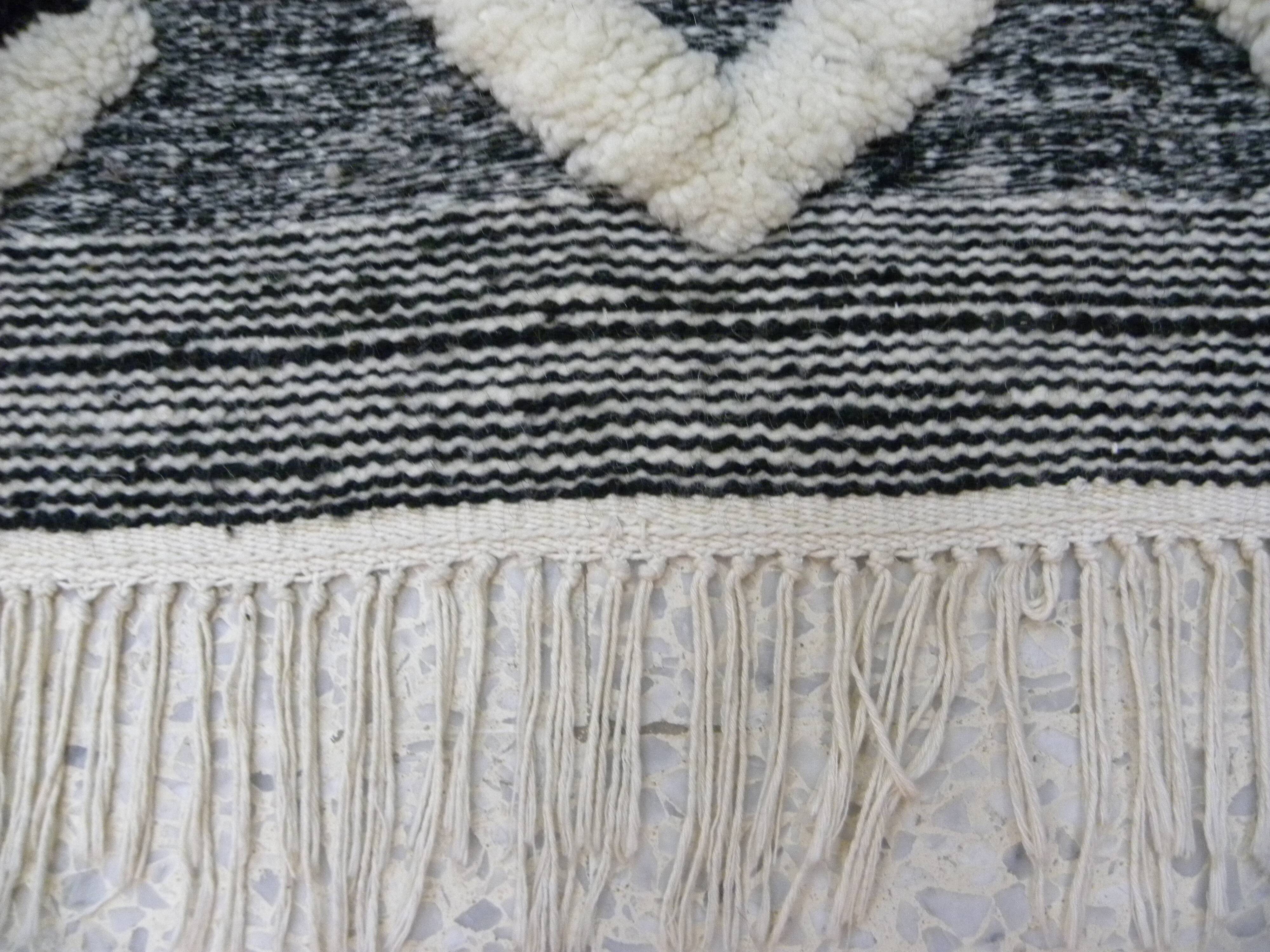 Modern Berber wool rug – Handmade Moroccan rug in grey and ecru.