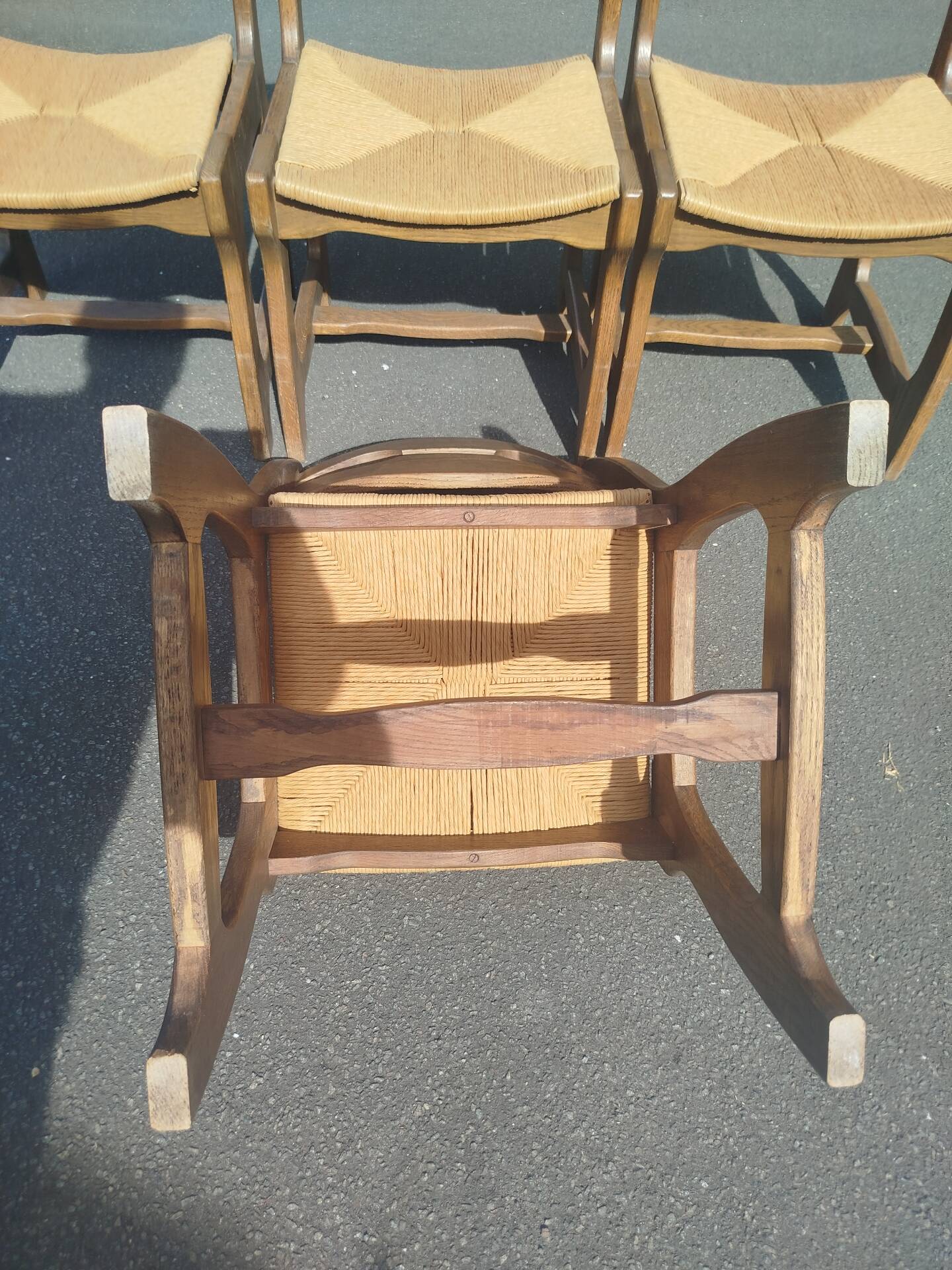 Set of 4 solid oak chairs with straw, in the style of Guillerm.