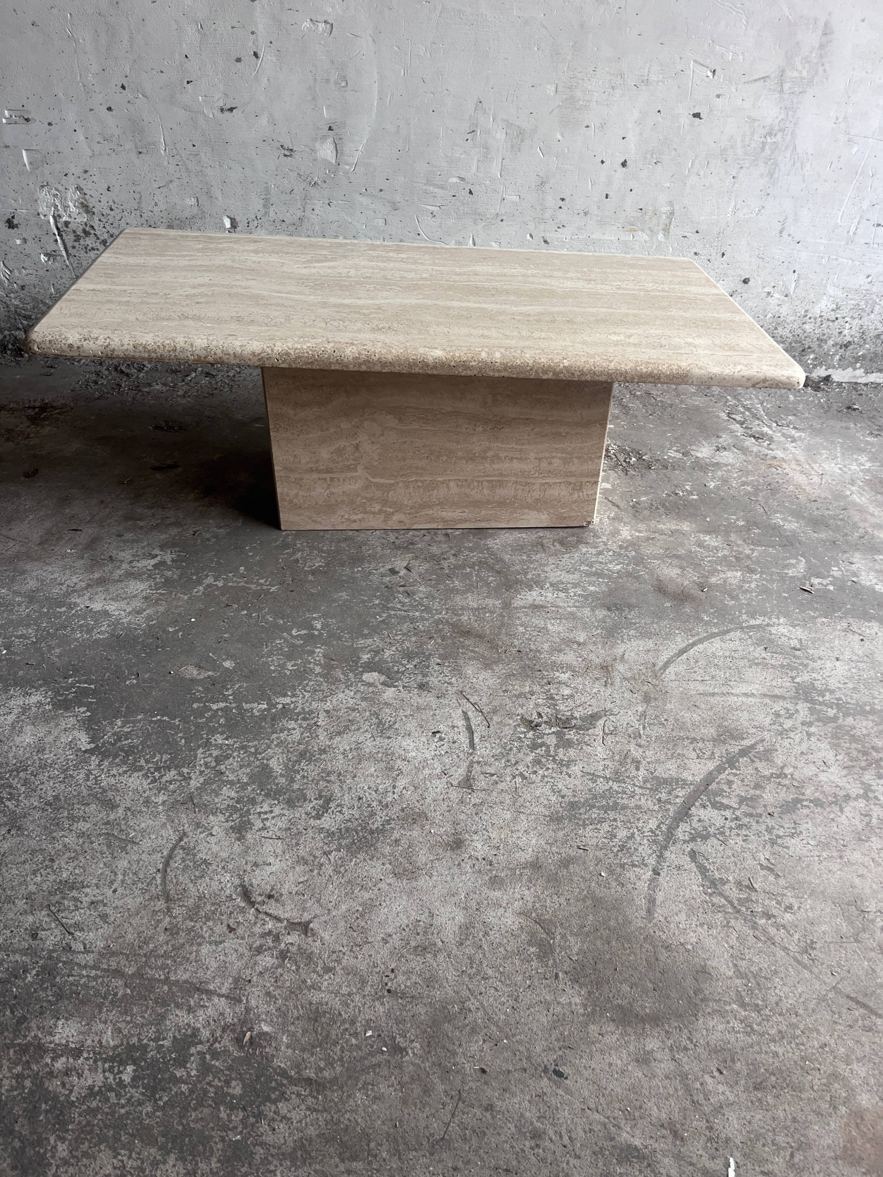 Table basse italienne en travertin – années 1970