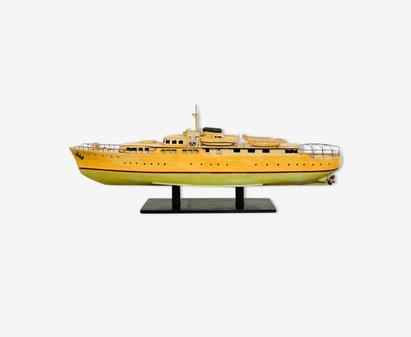 Bateau modèle en bois peint vintage avec moteur