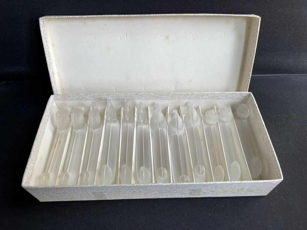 12 zoomorphic knife holders in satin crystal Vannes le Châtel XXth
