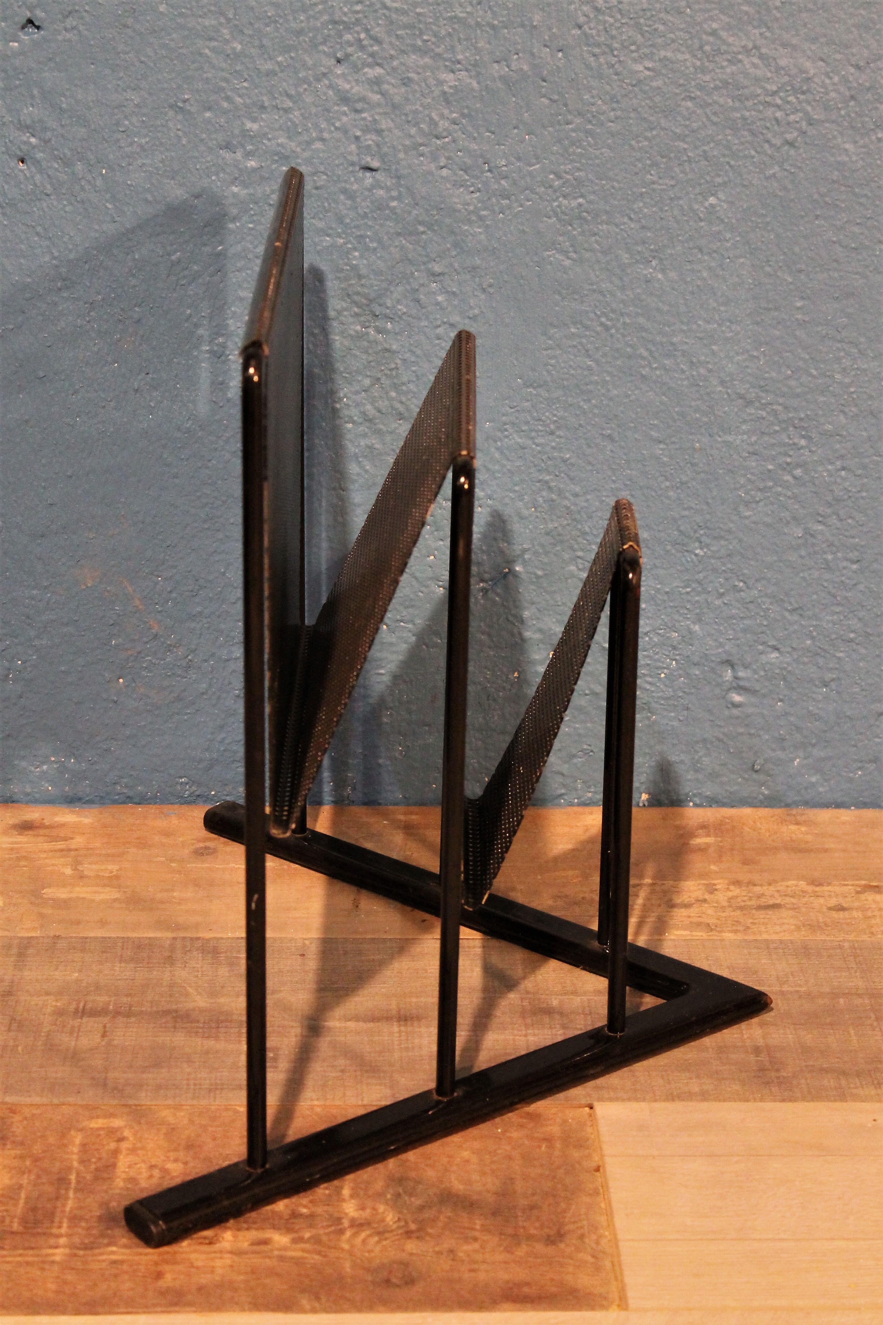 Porte revue métal perforé 1950