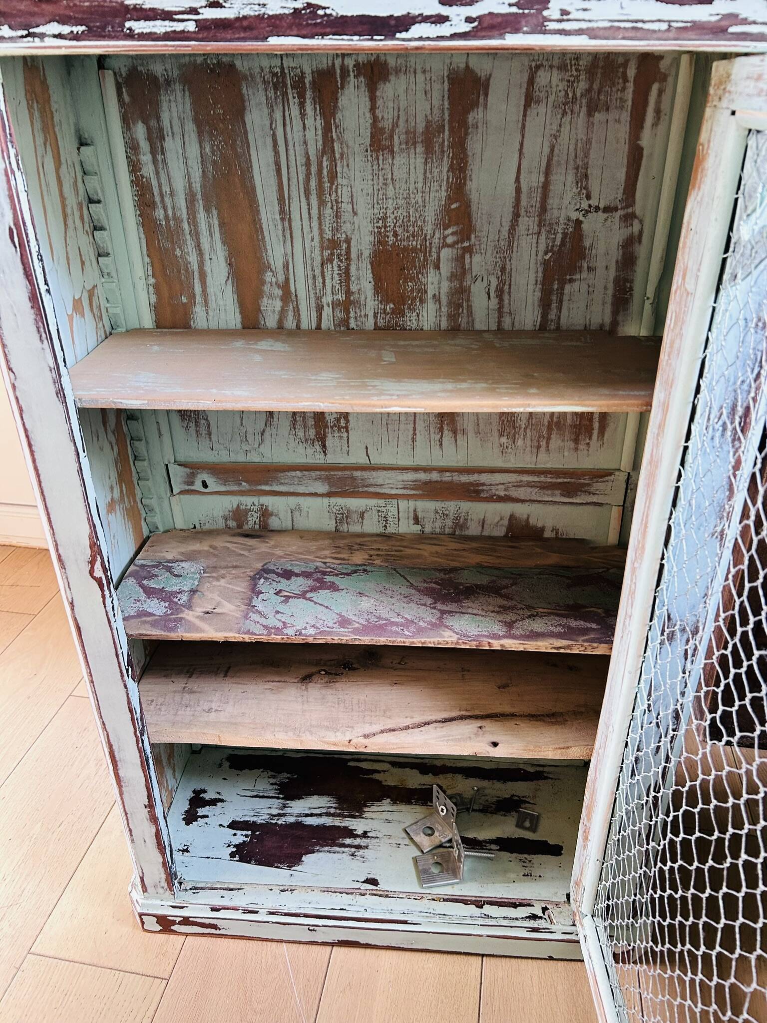 Wall shelves