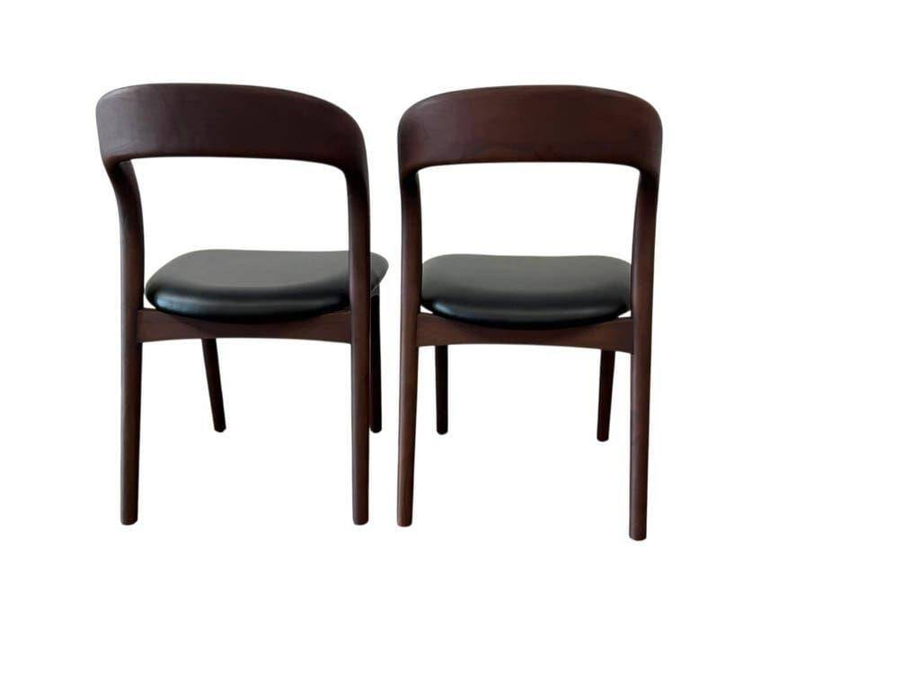 2 chaises en bois massif