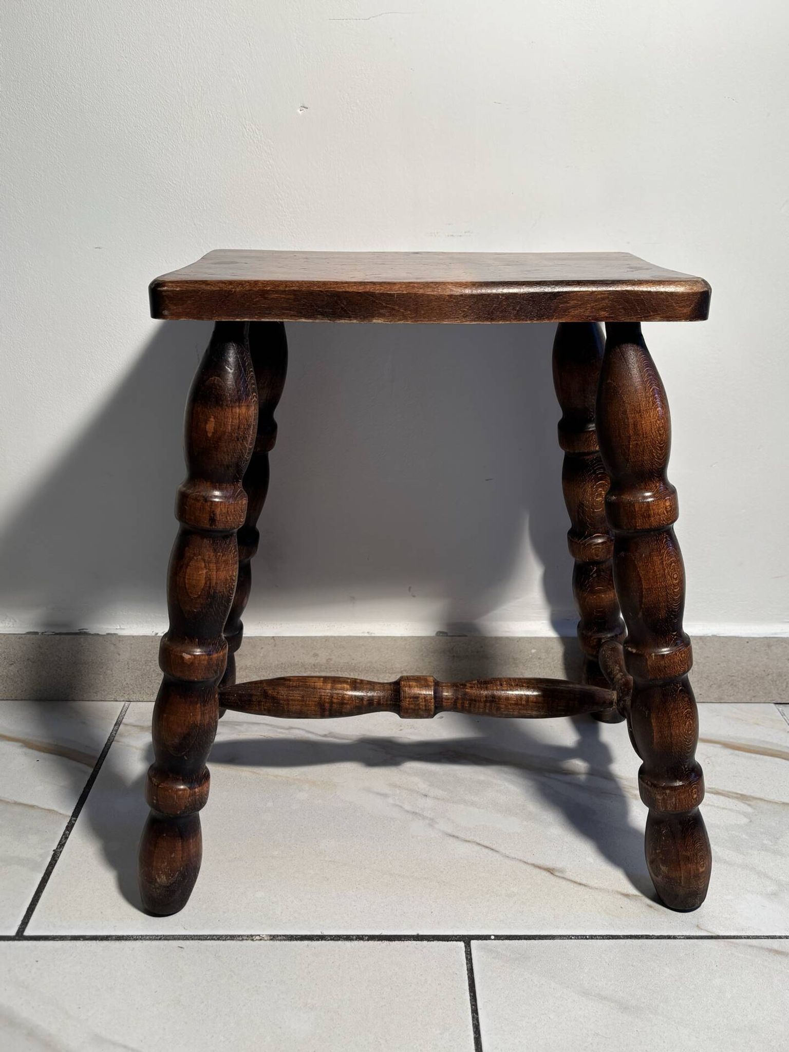 Vintage low stool in solid wood with turned legs – 1950