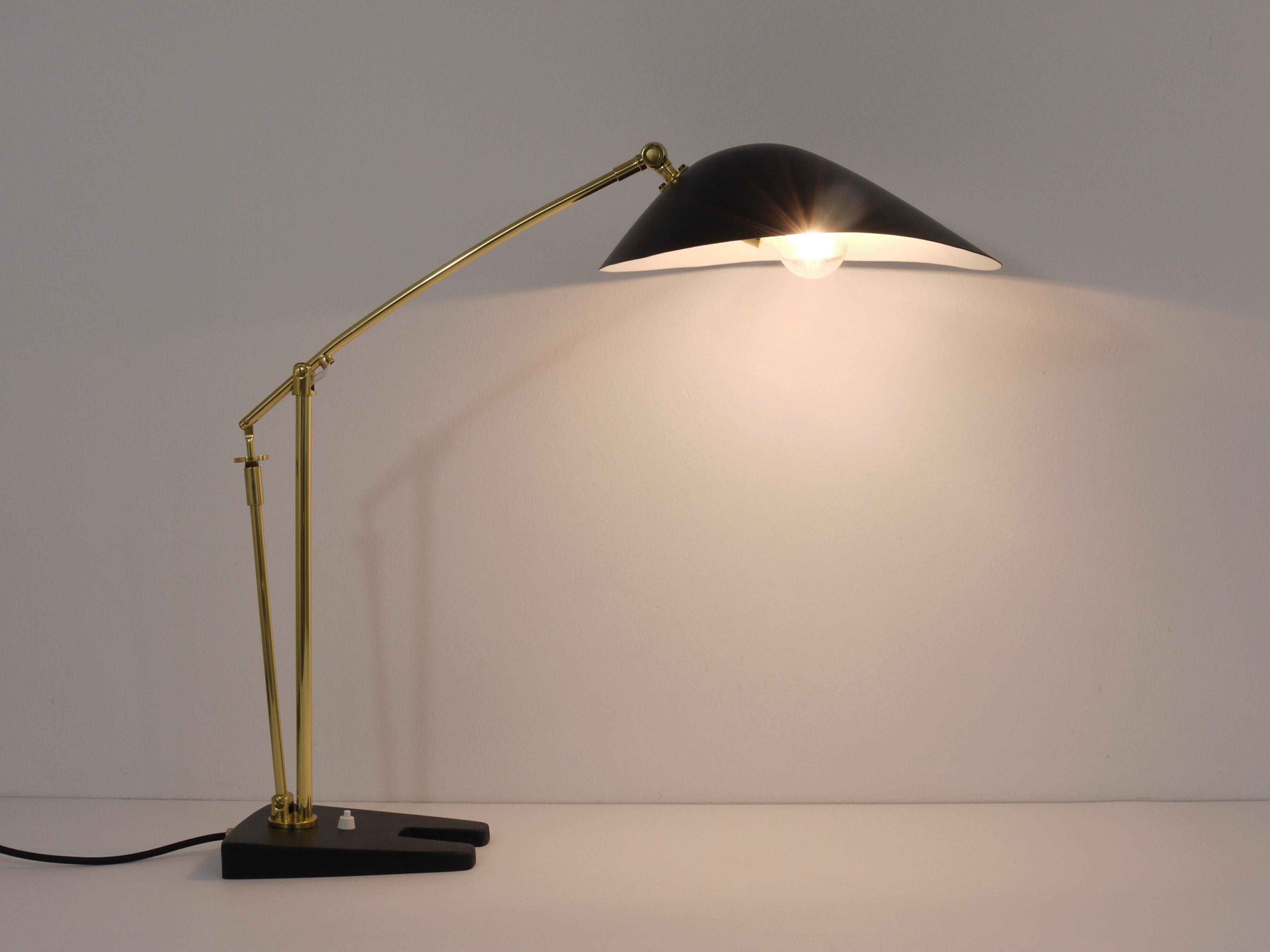 Articulated brass desk lamp in the style of Angelo Lelli, mid-century, Italy, 1950s.