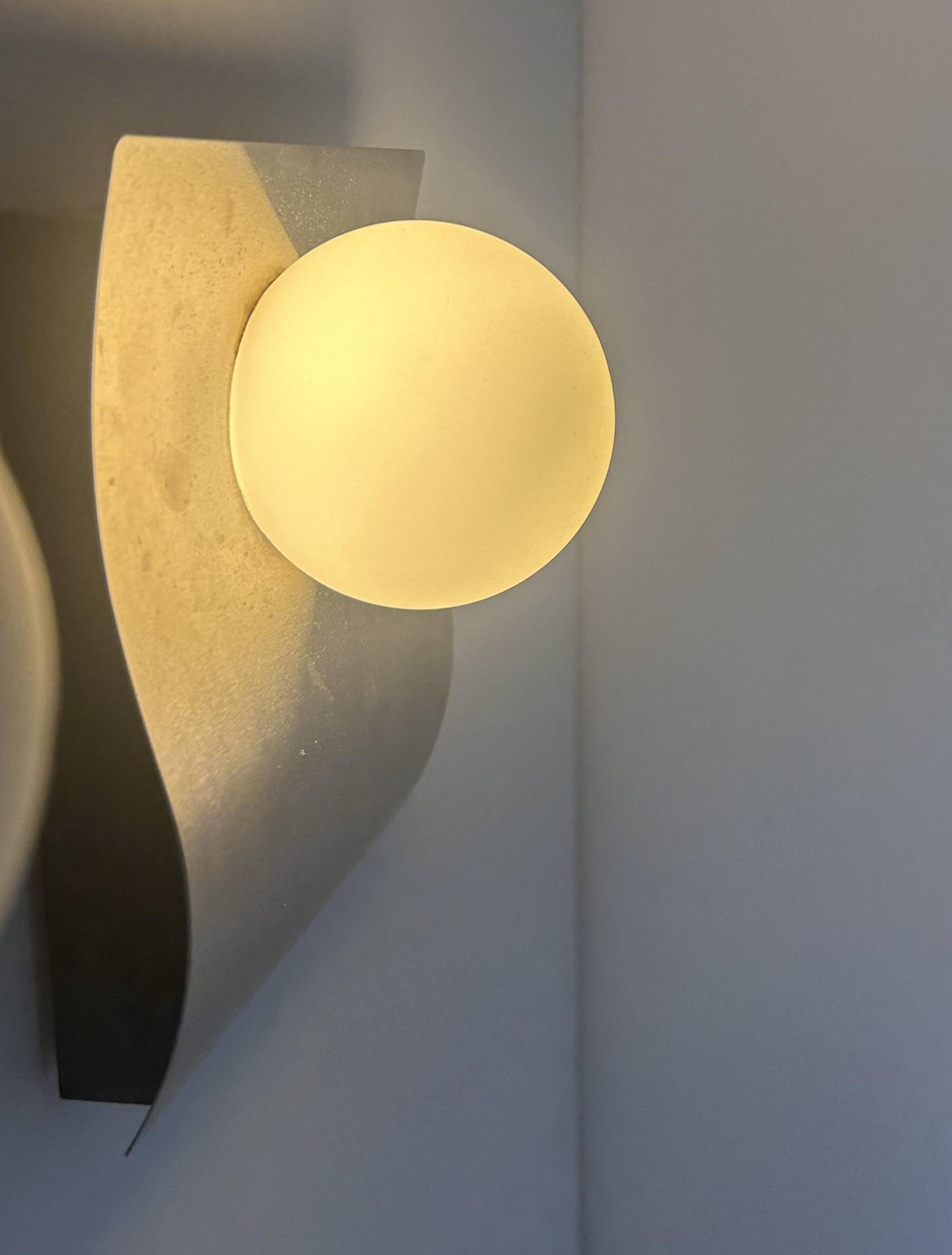 Applique vintage, métal brossé  et opaline, Allemagne 1990