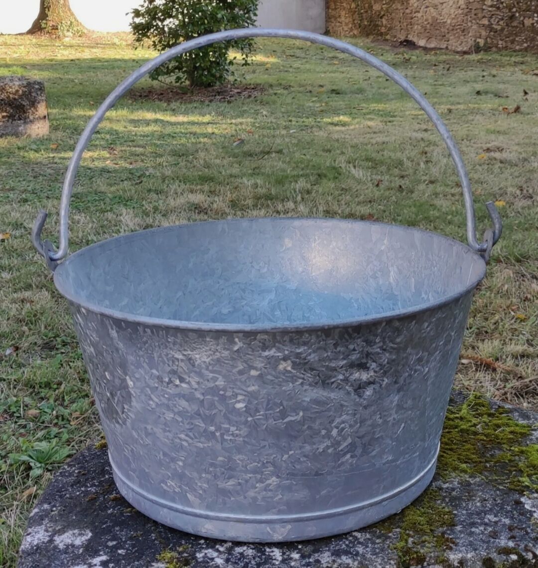 Old galvanized steel basin/vintage garden