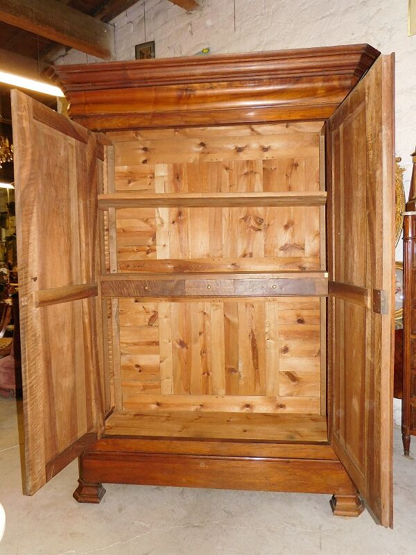 Large wardrobe Louis Philippe en noyer of the 19th siecle