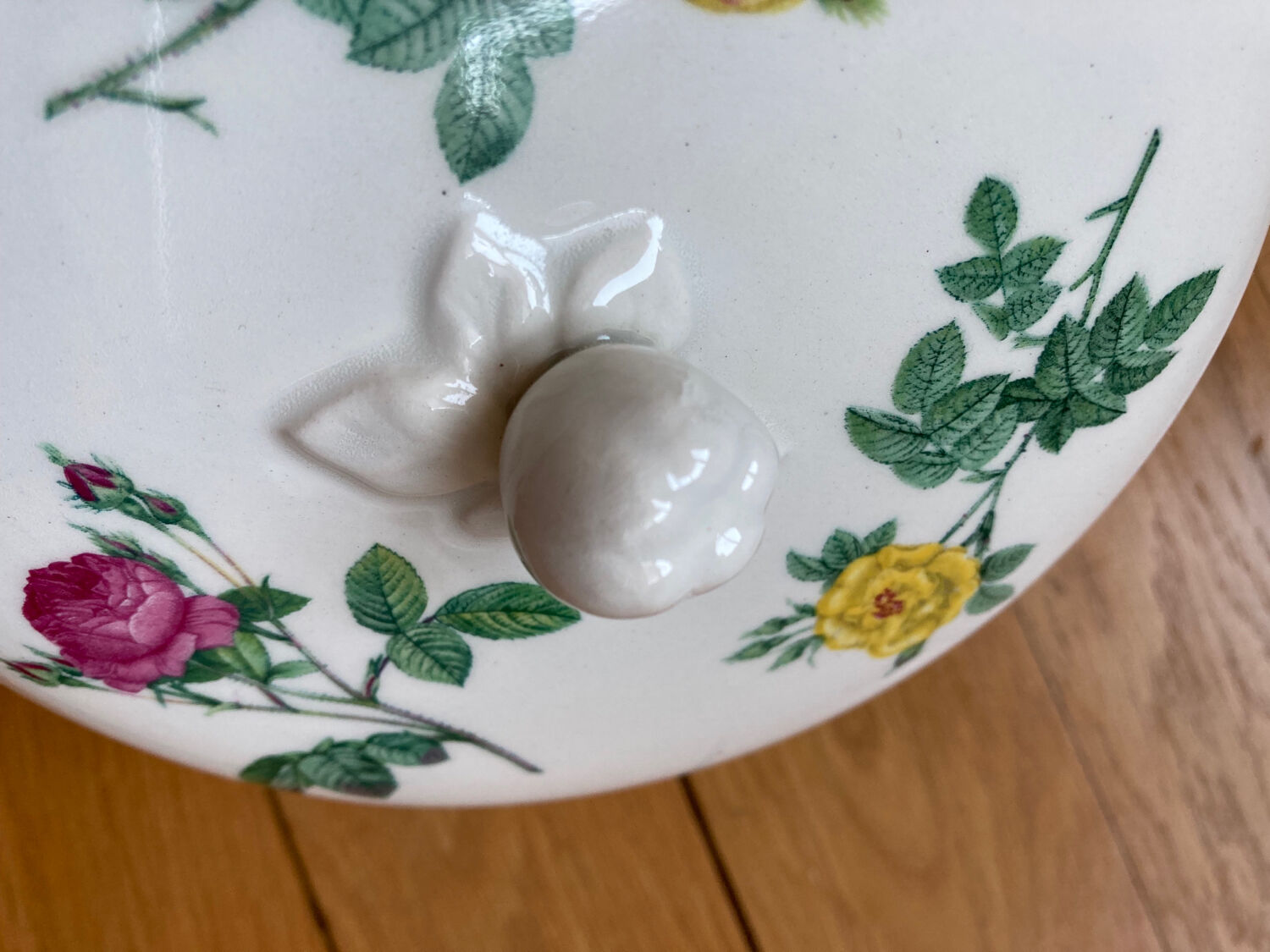 Bonbonnière / Gien earthenware box with pink motif