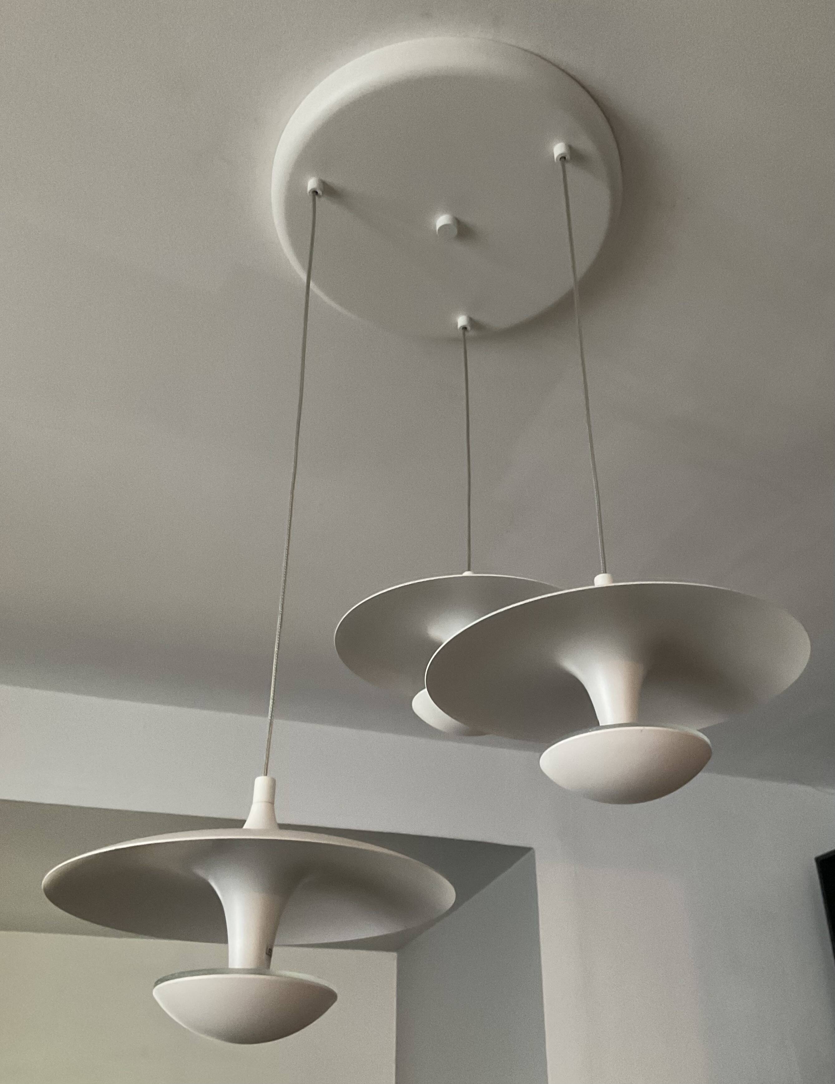 Suspension cascade design 3 white metal saucers