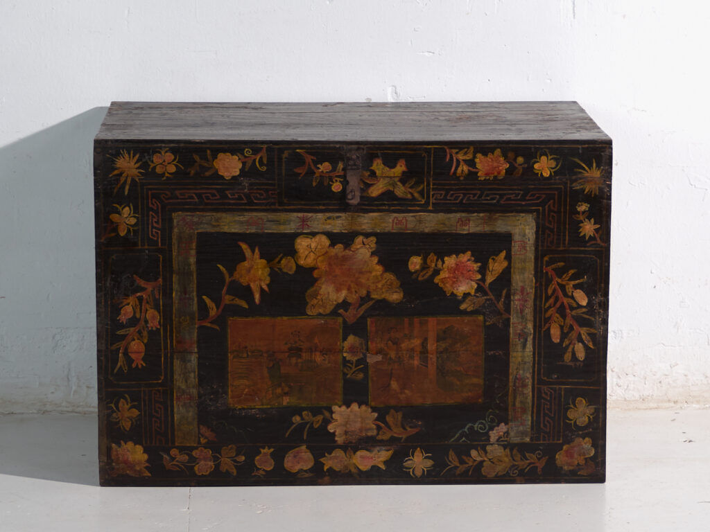 Coffre ancien peint en bois de pin – Chine, vers 1900