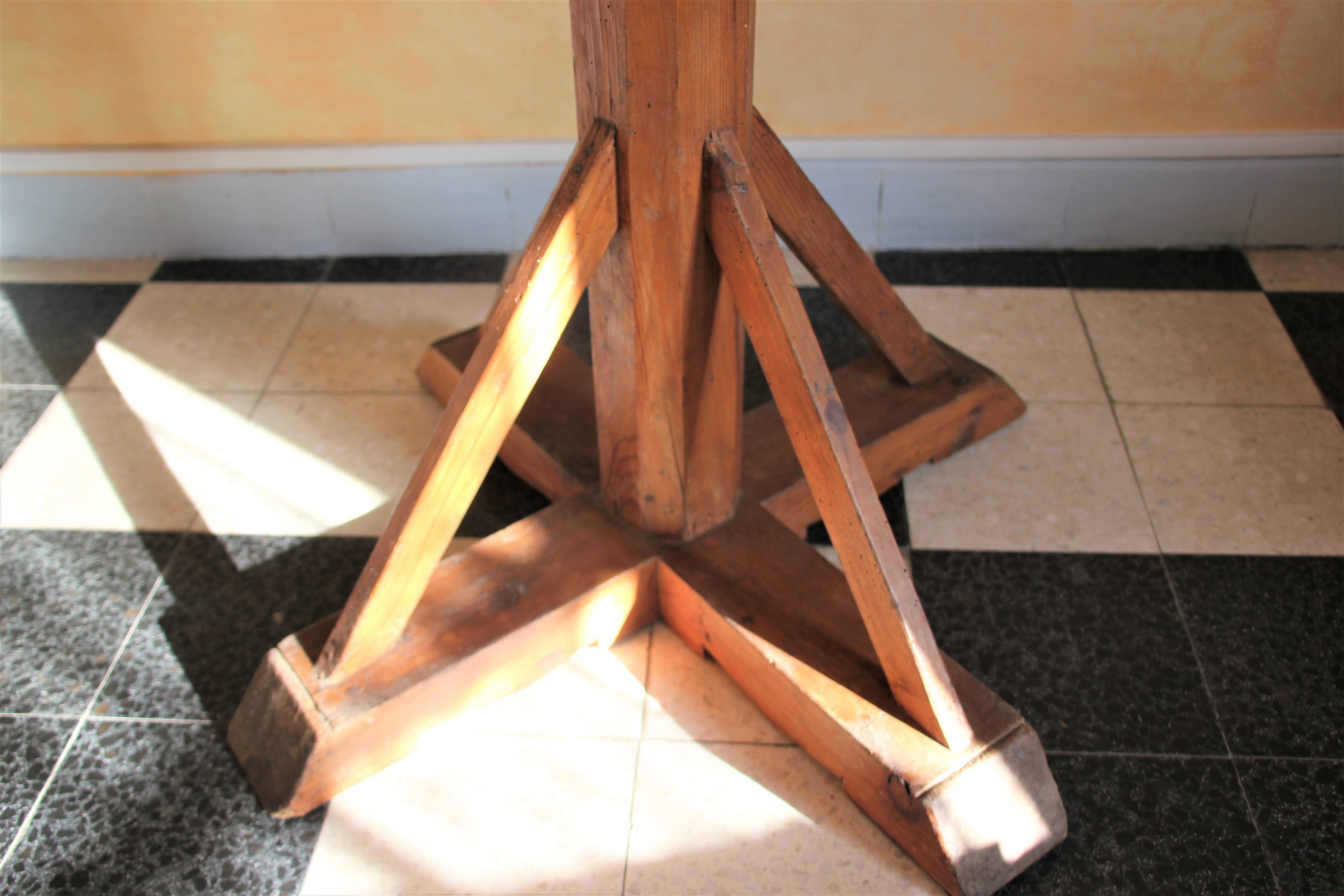 Light wood lectern unit on foot, 4 sides. Eighteenth century