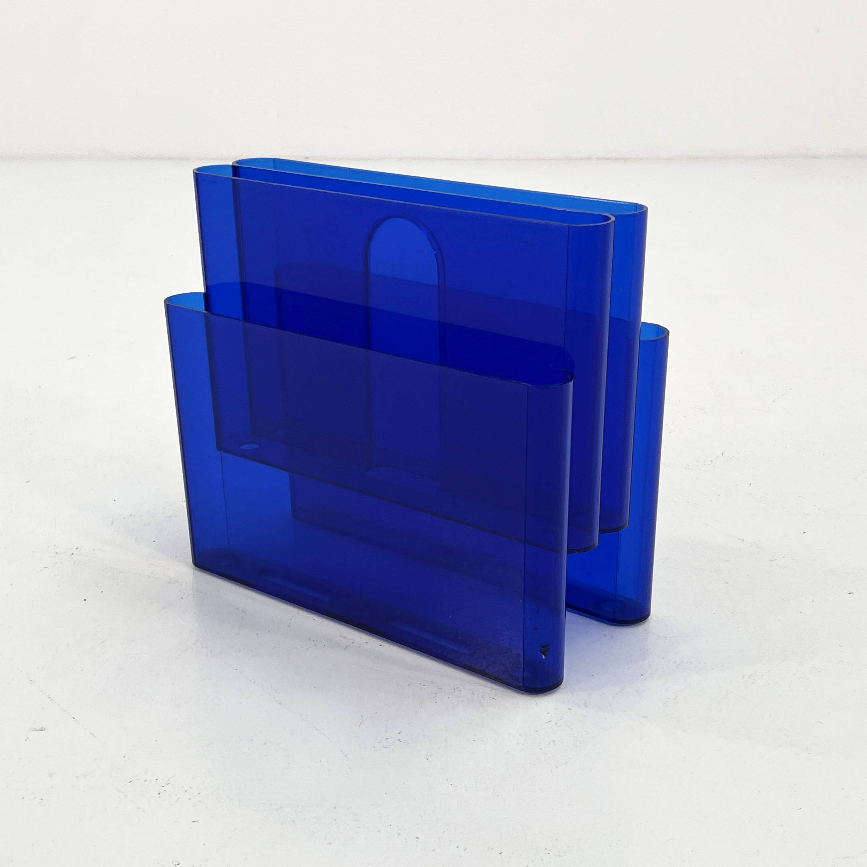 Blue transparent magazine rack by Giotto Stoppino for Kartell, 1970.